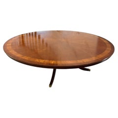 Table à manger circulaire monumentale d'époque, en acajou et bois d'if, à bandes croisées, pouvant accueillir 14 convives