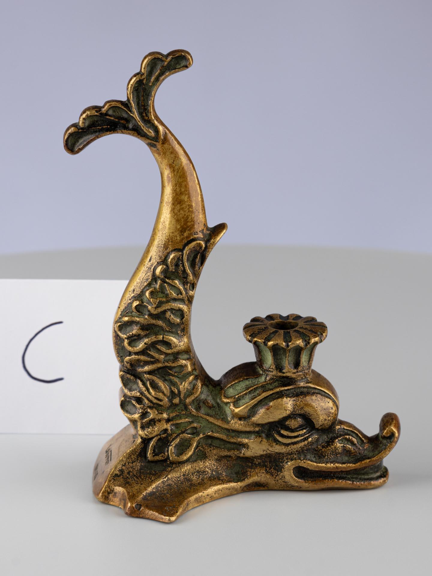 Portacandele francese d'epoca in oro Ormolu con delfino Max Le Verrier

Francese
Bronzo
20° secolo 

Dimensioni: H. H. x L. x P.: 12 cm. x 8,5 cm. x 7 cm.

Questo dettagliato candeliere a forma di delfino è opera di Max Le Verrier (1891-1973), uno
