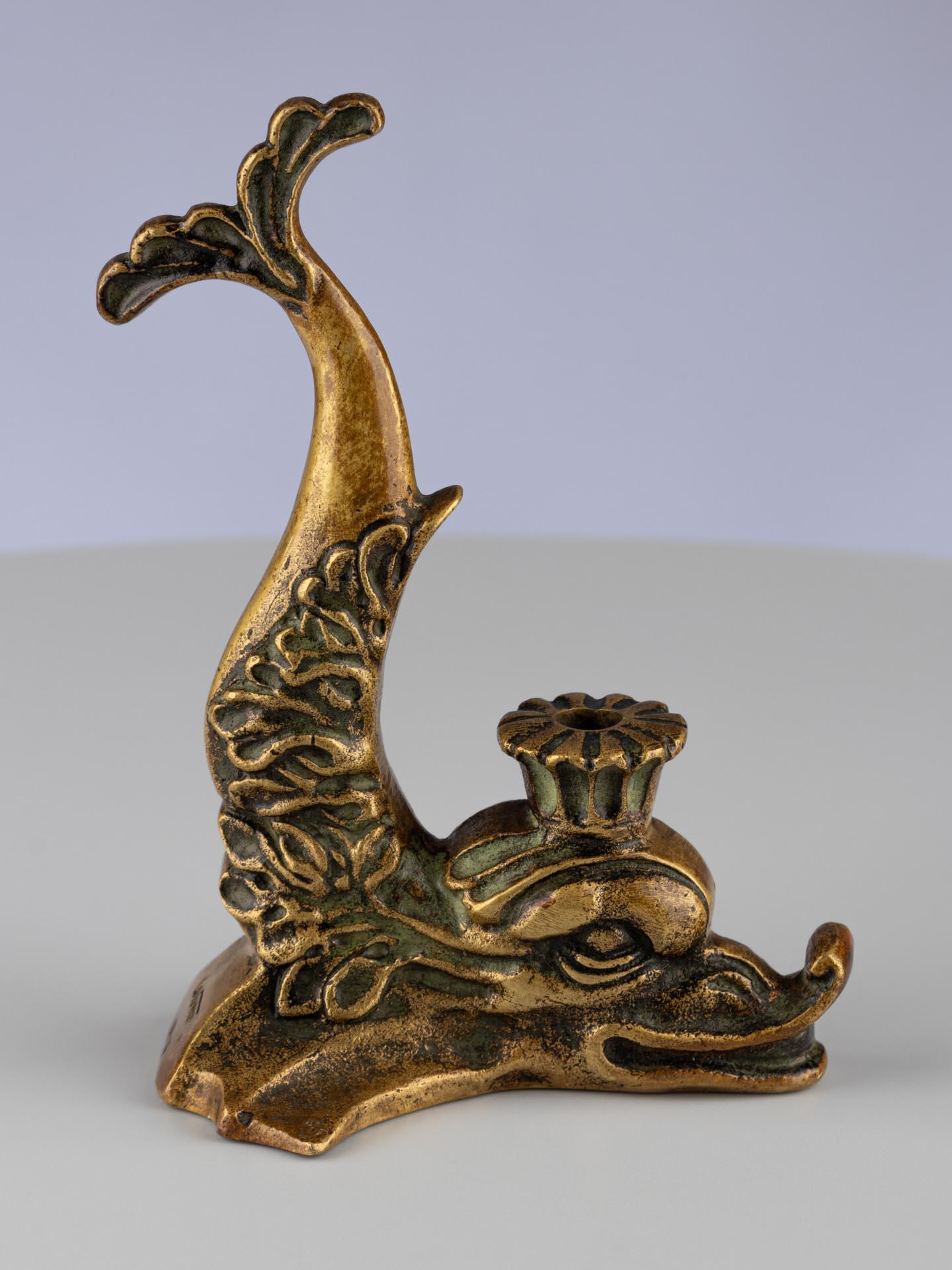 Francese Portacandele francese d'epoca in oro Ormolu con delfino Max Le Verrier in vendita