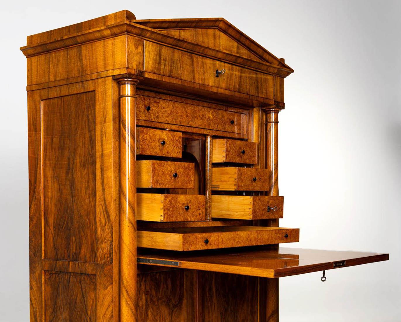 Inizio XIX secolo Secretaire Biedermeier tedesco con colonne, noce, 1825 circa in vendita