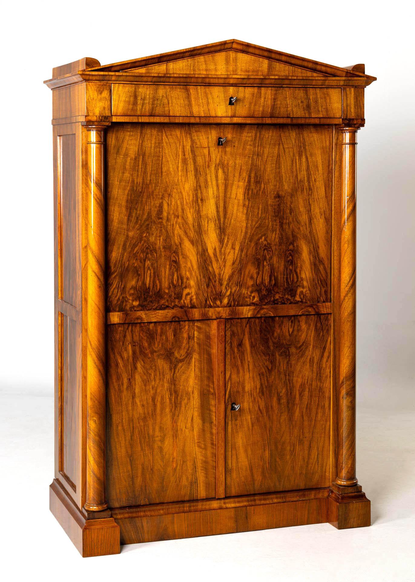 Segreteria Biedermeier con tetto e colonne Schinkel

Germania meridionale
Noce, radica di acero
Biedermeier intorno al 1825

Dimensioni: H. H. x L. x P.: 163 x 100 x 55 cm.

Descrizione:
Mobile da scrittura classico e rigoroso del periodo