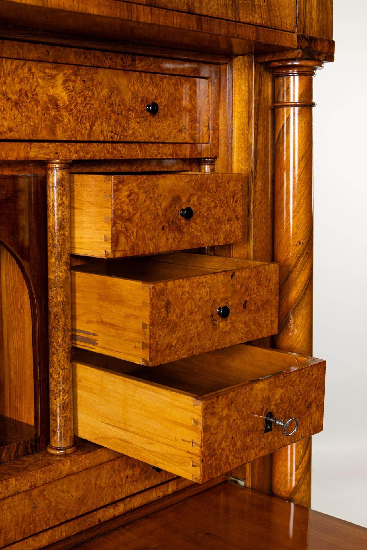 Acero Secretaire Biedermeier tedesco con colonne, noce, 1825 circa in vendita