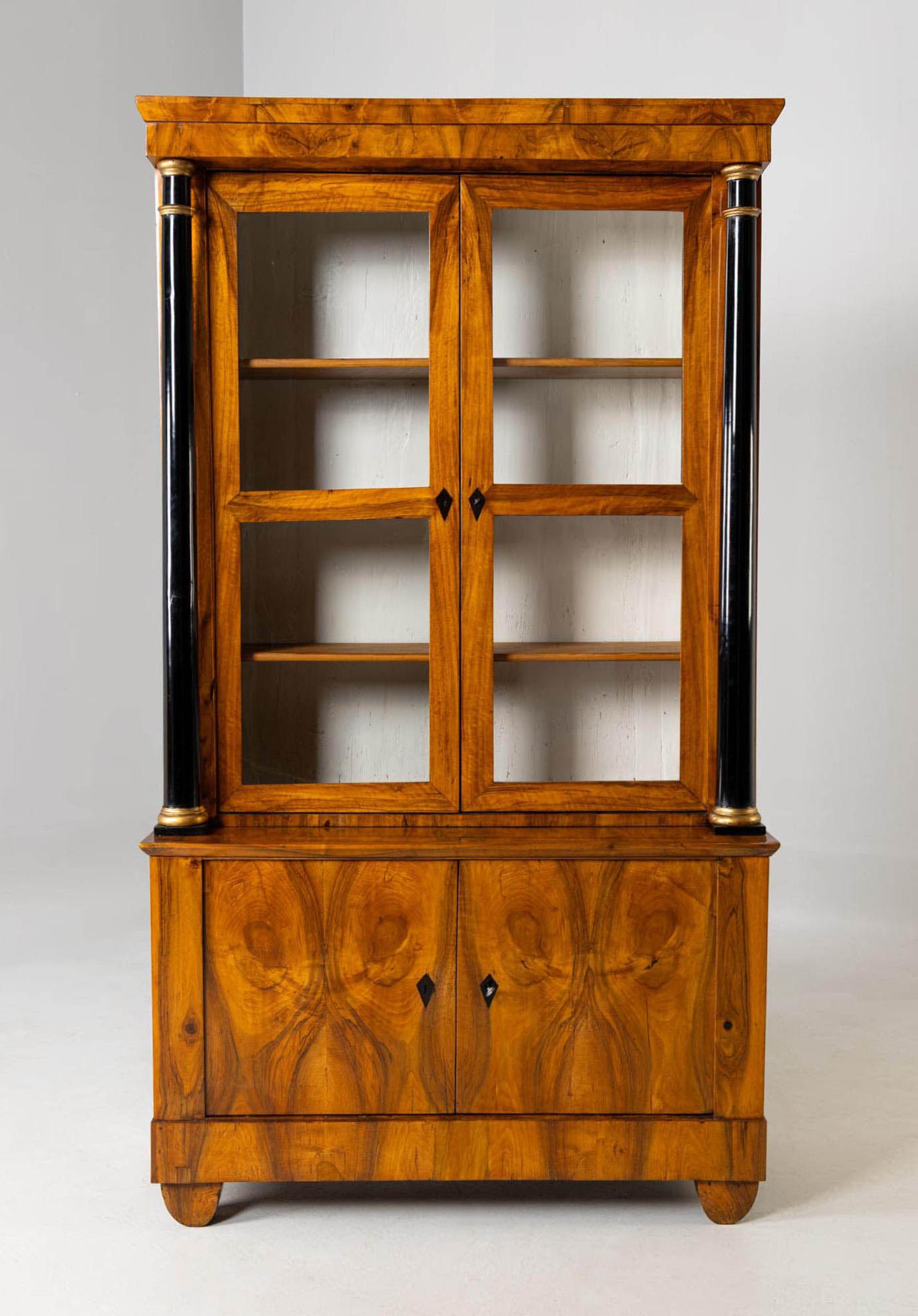 Antique Biedermeier bookcase with full columns

Southern Germany (Baden)
Walnut
Biedermeier around 1825

Dimensions: H x W x D: 213 x 117 x 48 cm

Description:
Antique display cabinet from the south-west German Biedermeier period around