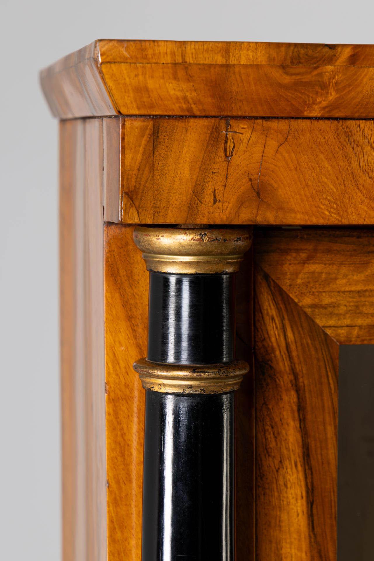 19th Century German Biedermeier Bookcase with Columns, Walnut, circa 1825 In Good Condition For Sale In Greven, DE