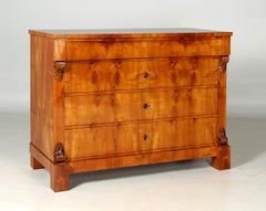 Gran cómoda alemana de estilo Biedermeier de mediados del siglo XIX, de madera de cerezo, hacia 1845