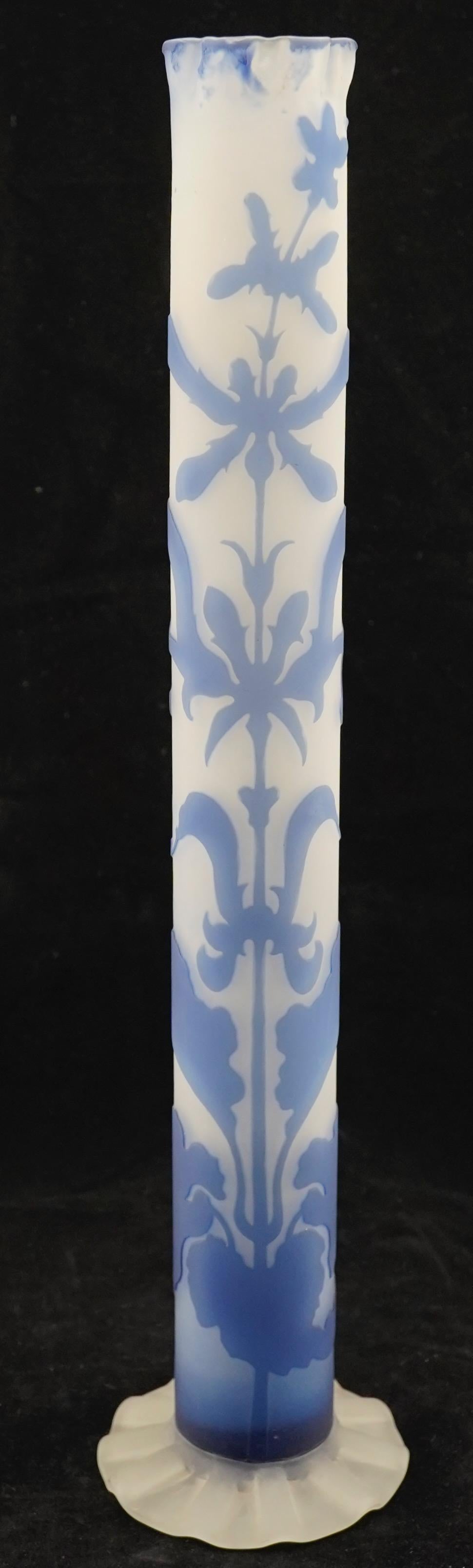 Vaso in vetro cammeo di Emile Galle... Bellissimo lavoro, esecuzione non corretta del 1890-1900. Firmato in cammeo.