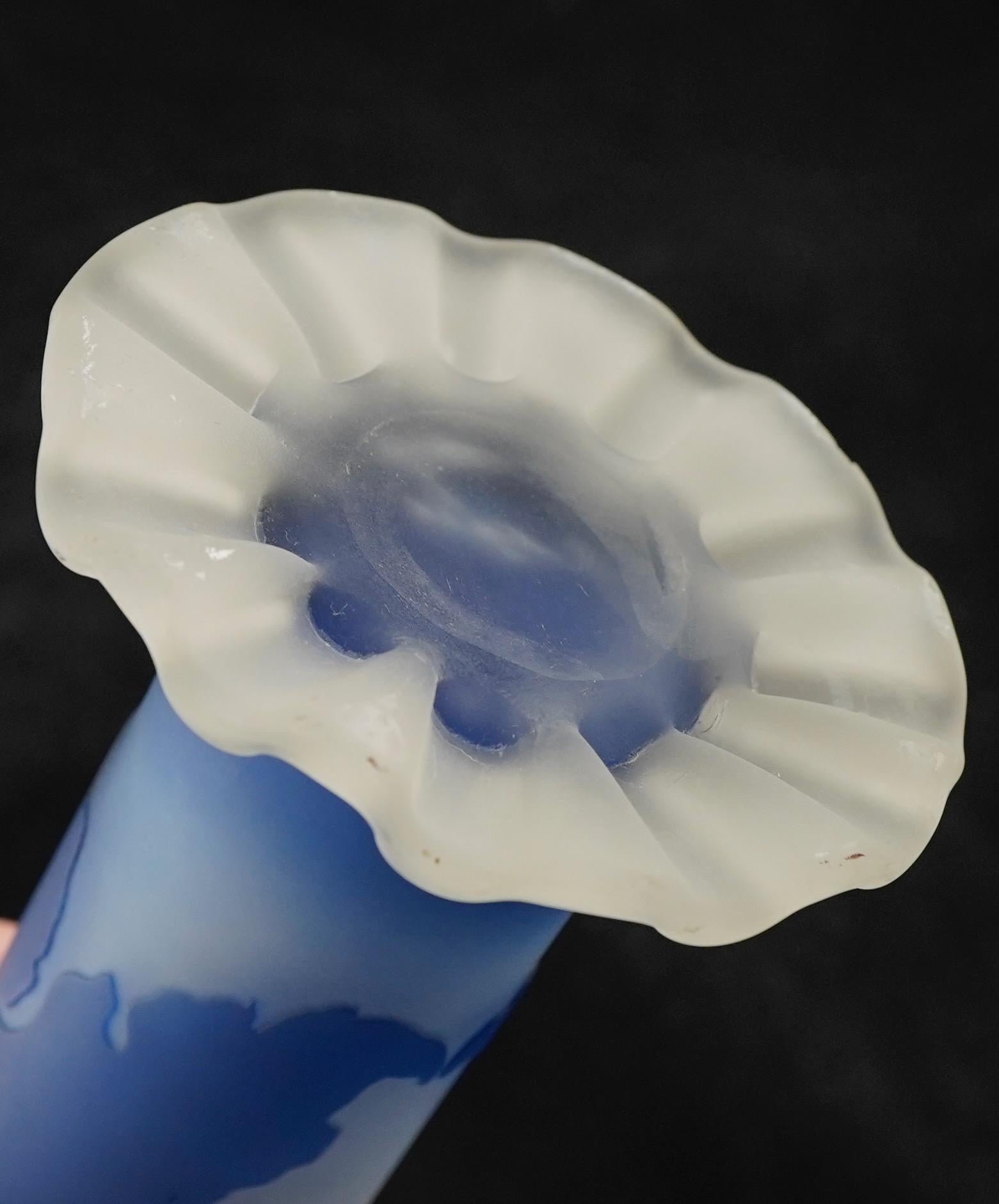 Vaso di vetro Emile Galle Early Cameo in vendita 1