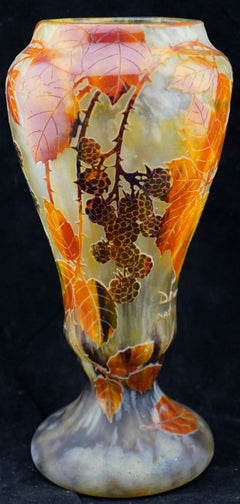 Vaso “Blackberries” in vetro vitrificato e polvere di vetro, della collezione Daum Cameo
