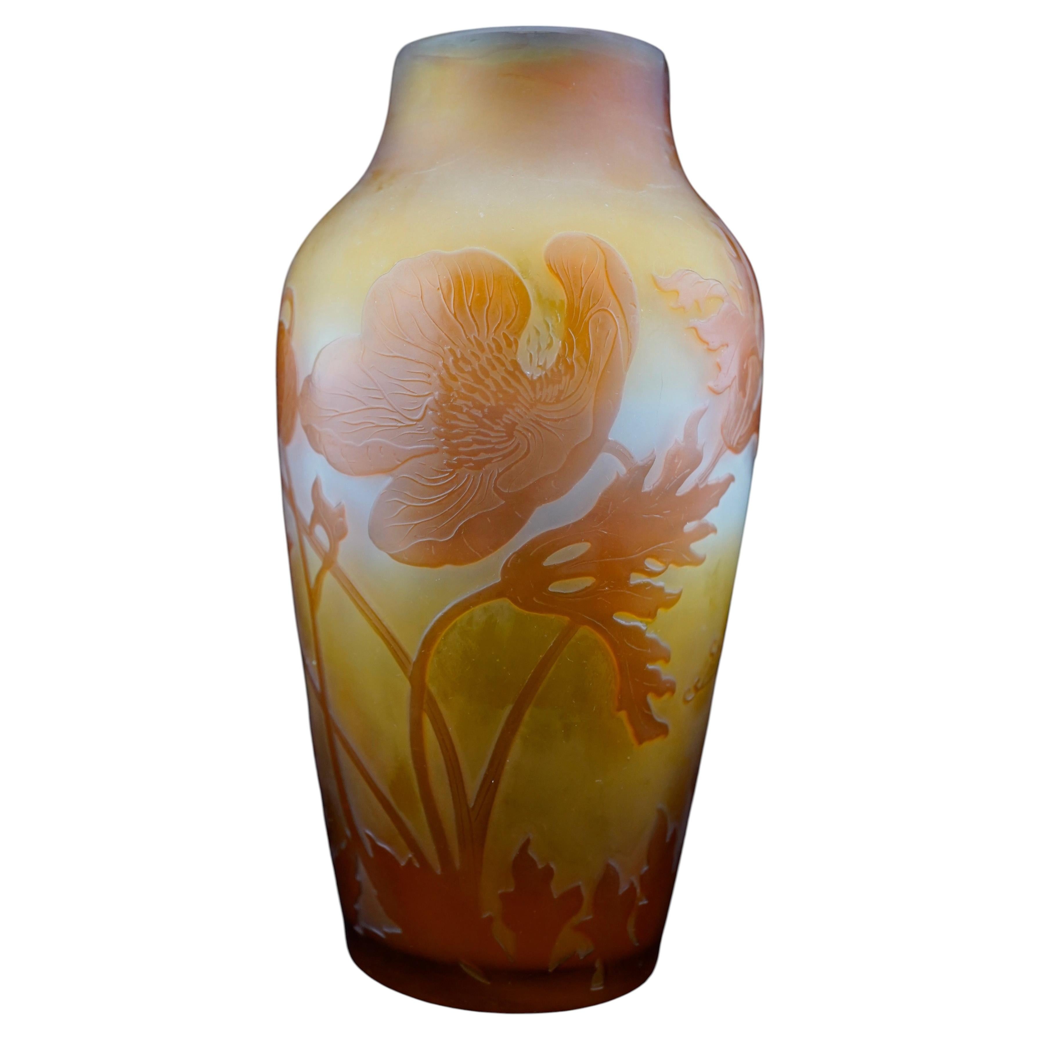 Vase « Galle Cameo Glass » aux coquelicots rouges.