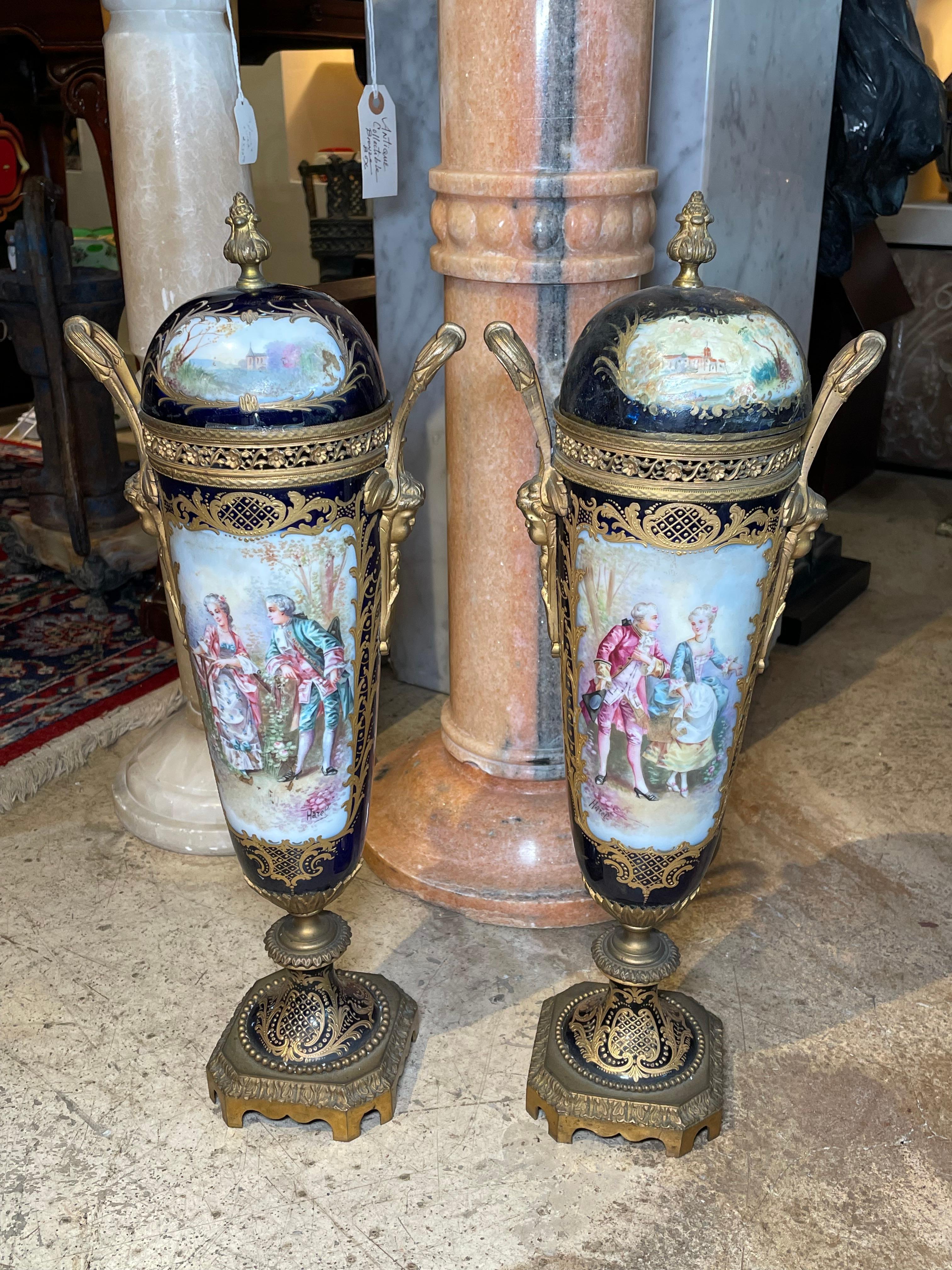 Dipinto a mano Coppia di vasi in porcellana con copertura in bronzo di Sevres del XIX secolo in vendita