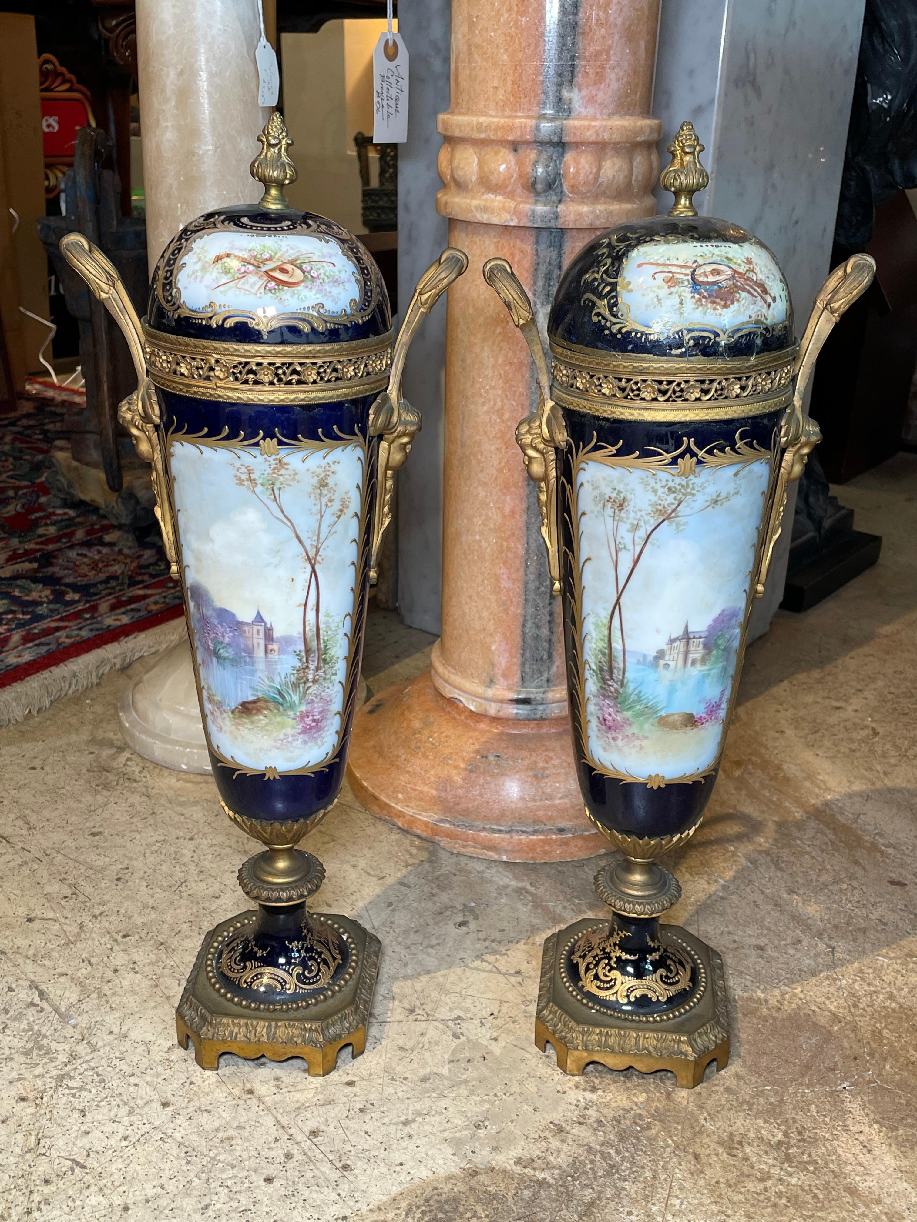 Porcellana Coppia di vasi in porcellana con copertura in bronzo di Sevres del XIX secolo in vendita