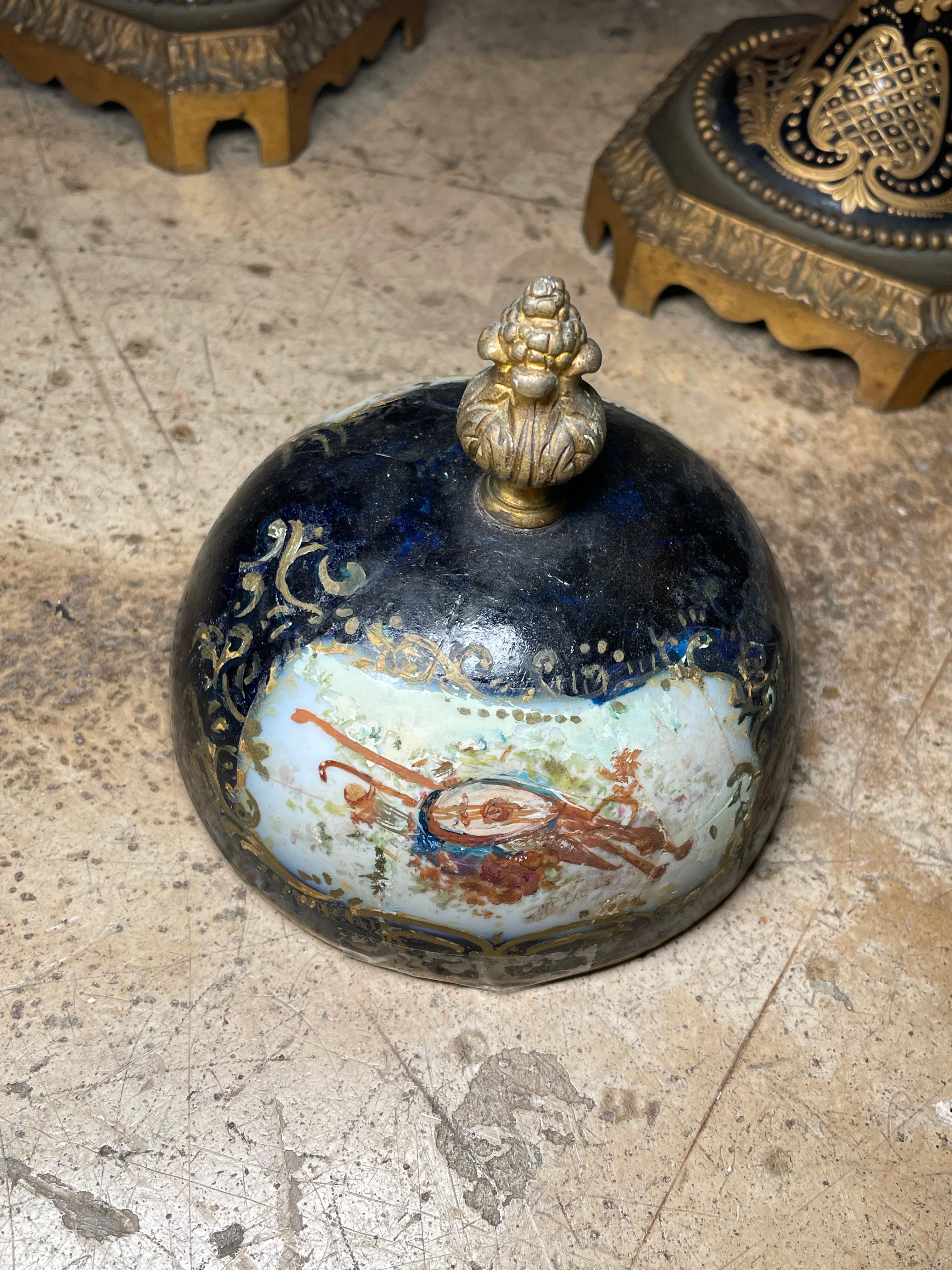 Coppia di vasi in porcellana con copertura in bronzo di Sevres del XIX secolo in vendita 6