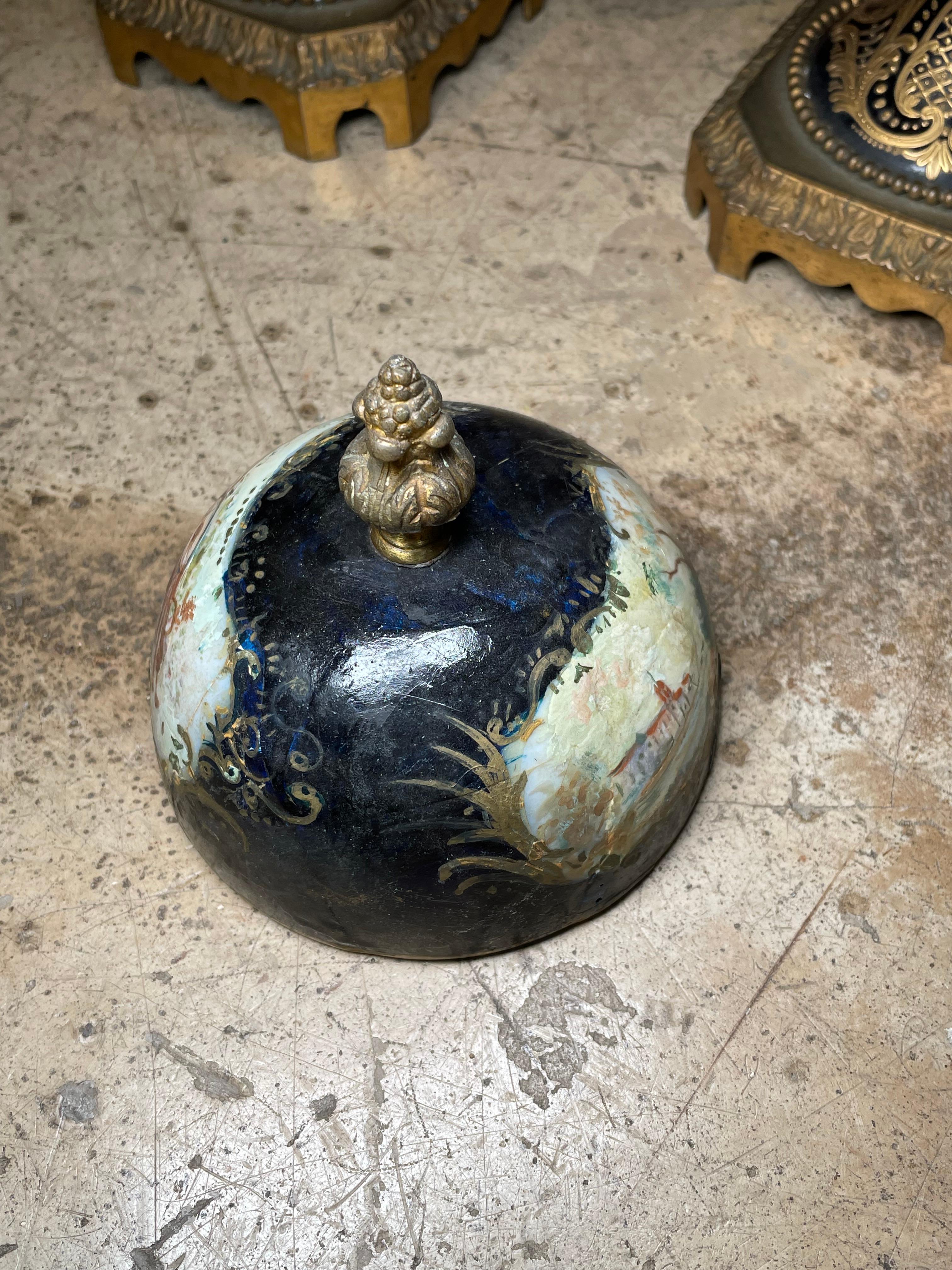 Coppia di vasi in porcellana con copertura in bronzo di Sevres del XIX secolo in vendita 5