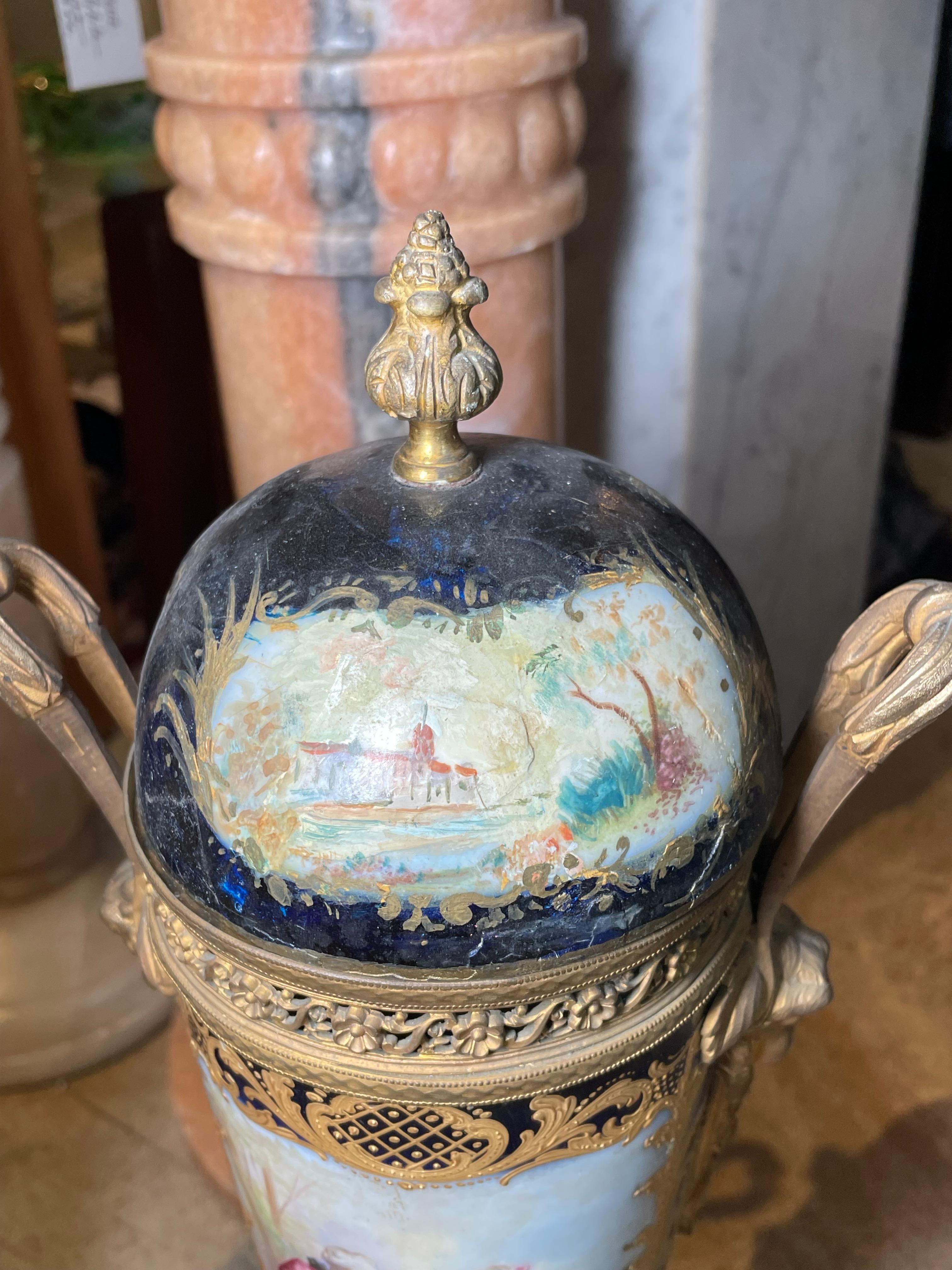 Coppia di vasi in porcellana con copertura in bronzo di Sevres del XIX secolo in vendita 3
