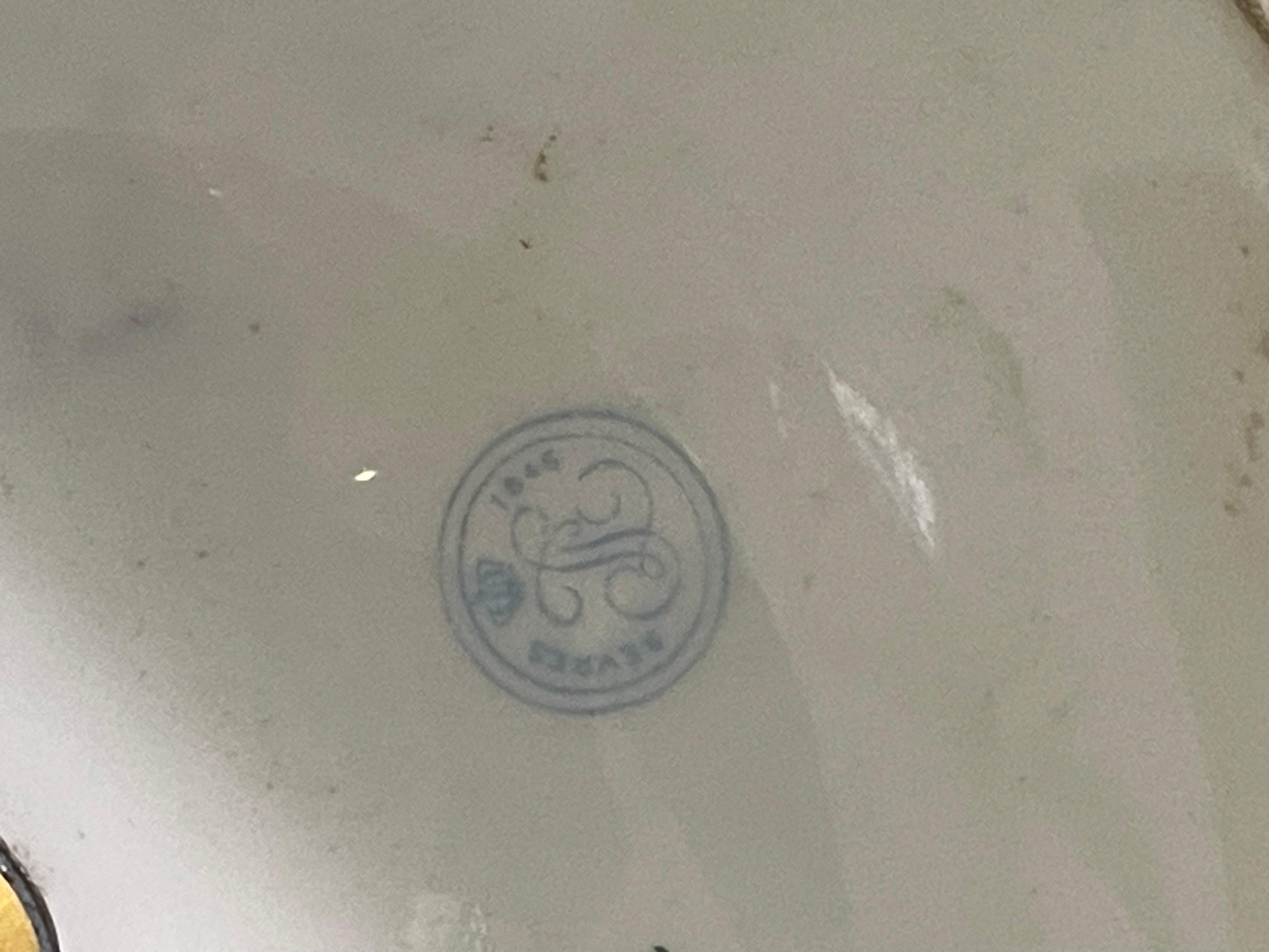Francese Coppia di vasi in porcellana con copertura in bronzo di Sevres del XIX secolo in vendita