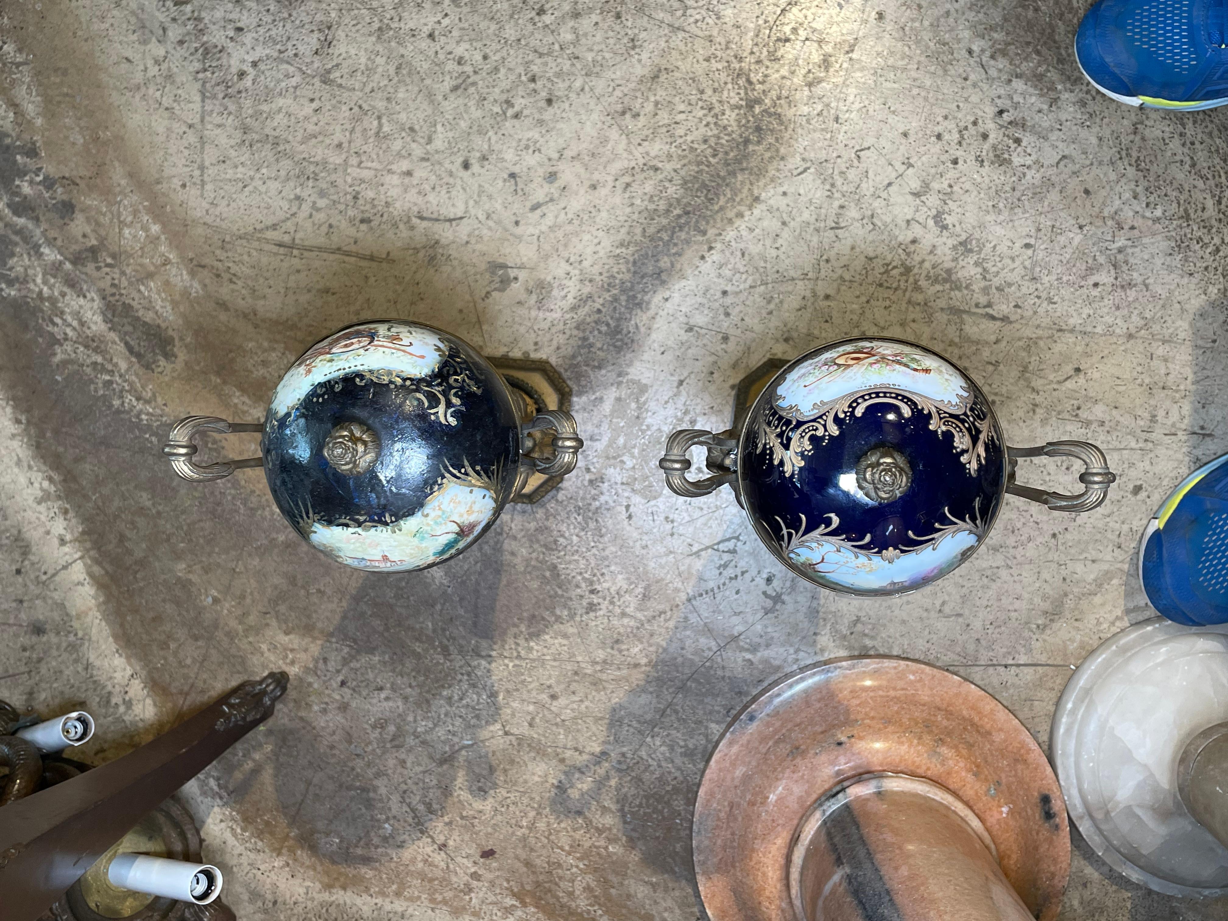 Coppia di vasi in porcellana con copertura in bronzo di Sevres del XIX secolo in vendita 1