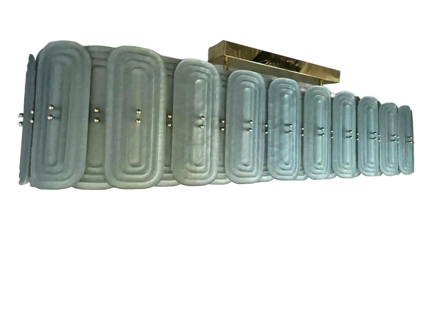 Lampadario ovale in ottone in stile Fontana Arte, perlato, blu acqua e vetro di Murano in vendita 4