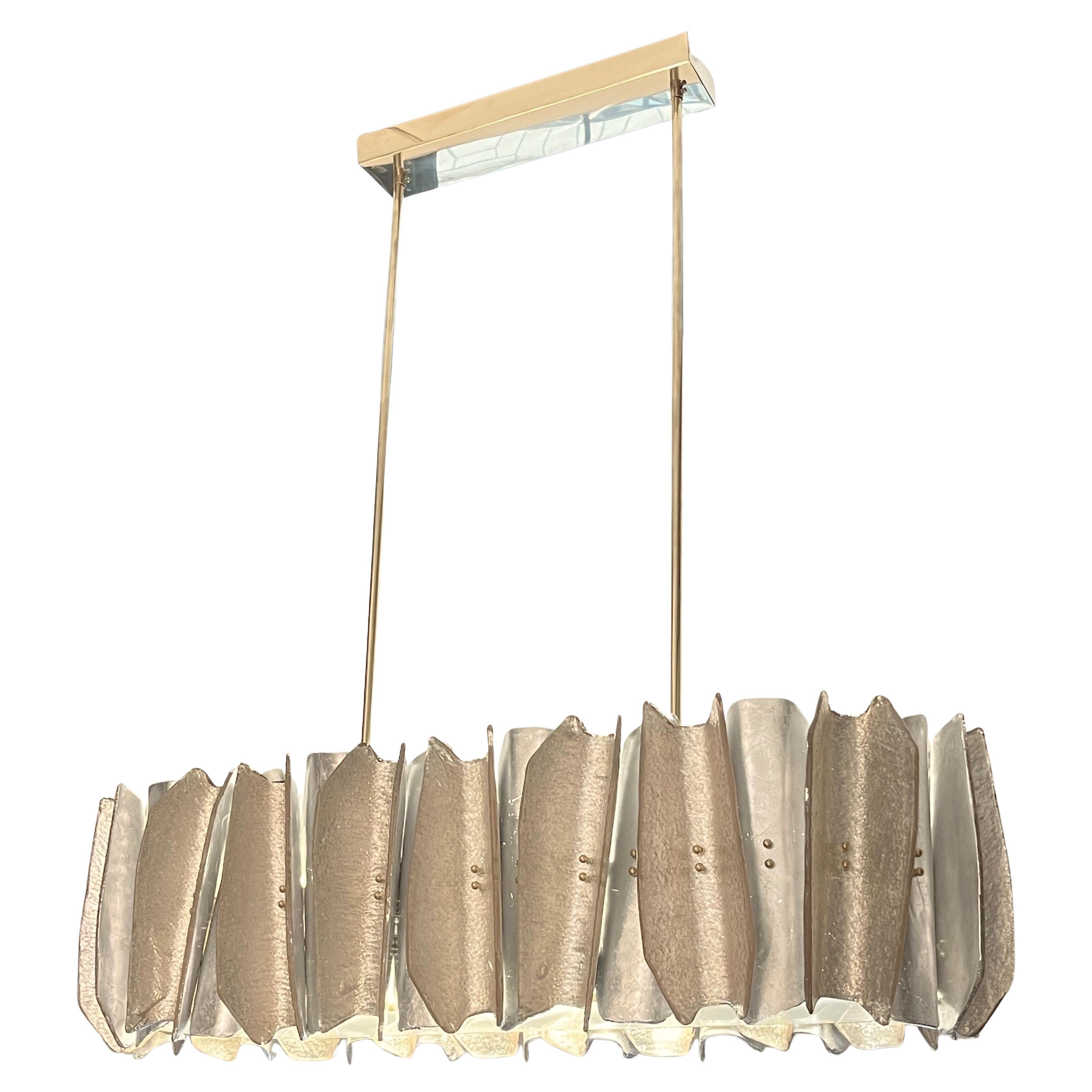 Lampadario italiano post-moderno ovale in vetro di Murano ambrato e argentato con grafica in ottone