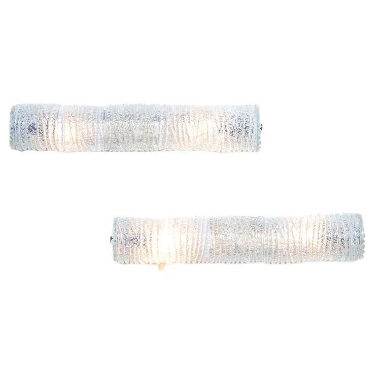Paire d'appliques très particulières de Barovier&Toso conçues vers les années 40. Chaque applique est composée d'une structure métallique, à la manière d'un rail, sur laquelle coulissent 5 modules en verre de Murano. Le verre de Murano est traité