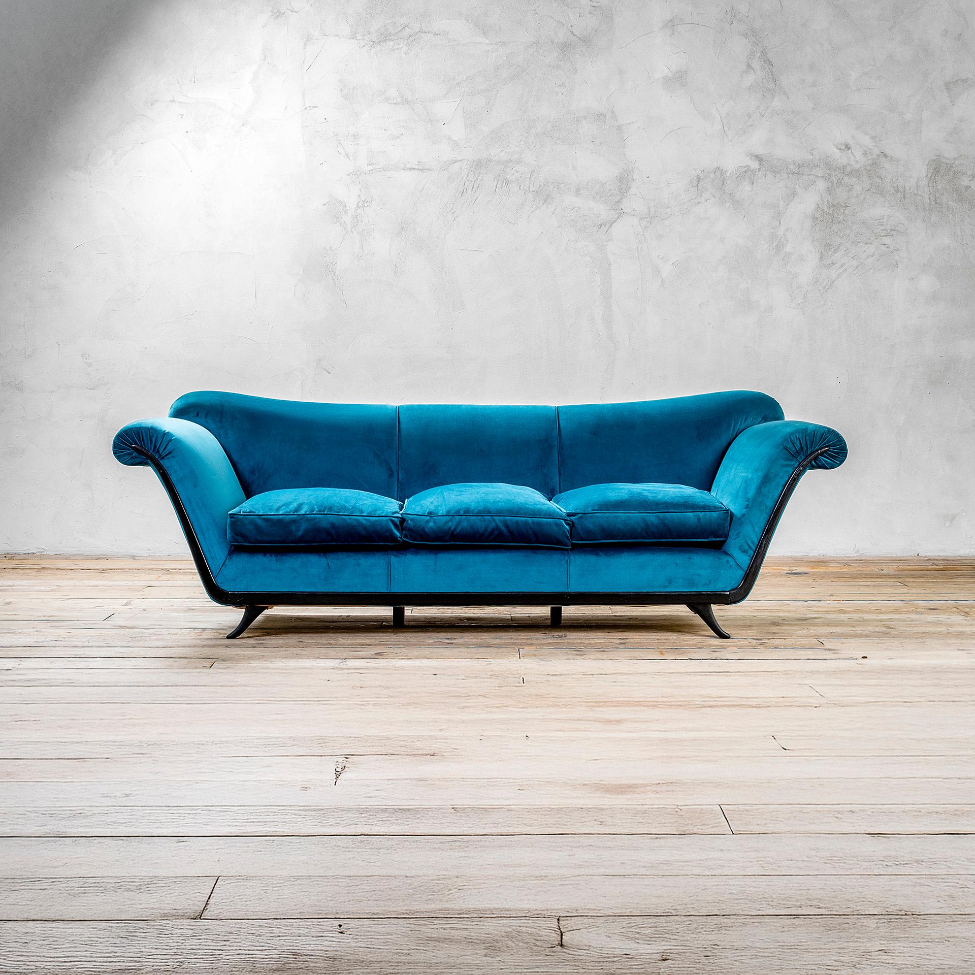 20th Century, Guglielmo Ulrich Blue Velvet Sofa 1950 Moderno de mediados de siglo en venta