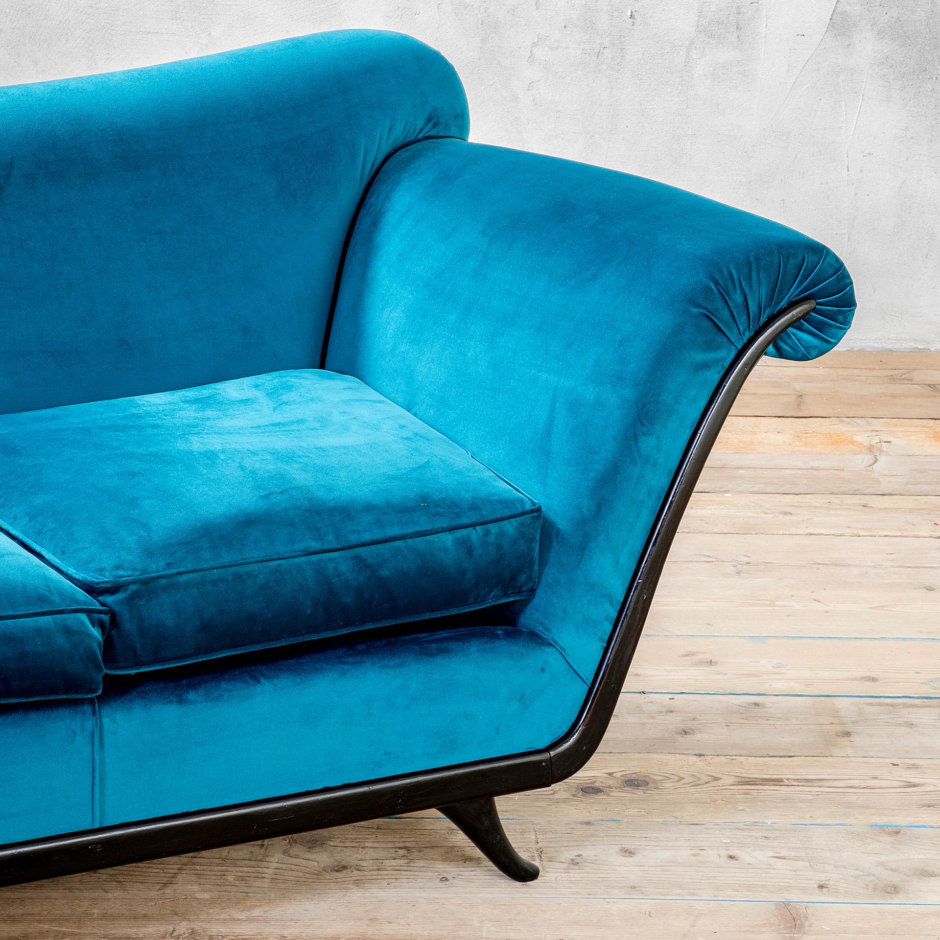 20th Century, Guglielmo Ulrich Blue Velvet Sofa 1950 Italian en venta