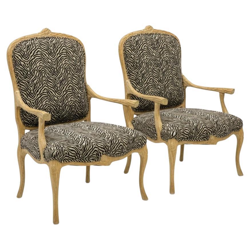 Chaises Bergère italiennes sculptées en faux bois cérusé en tissu zébré - Paire