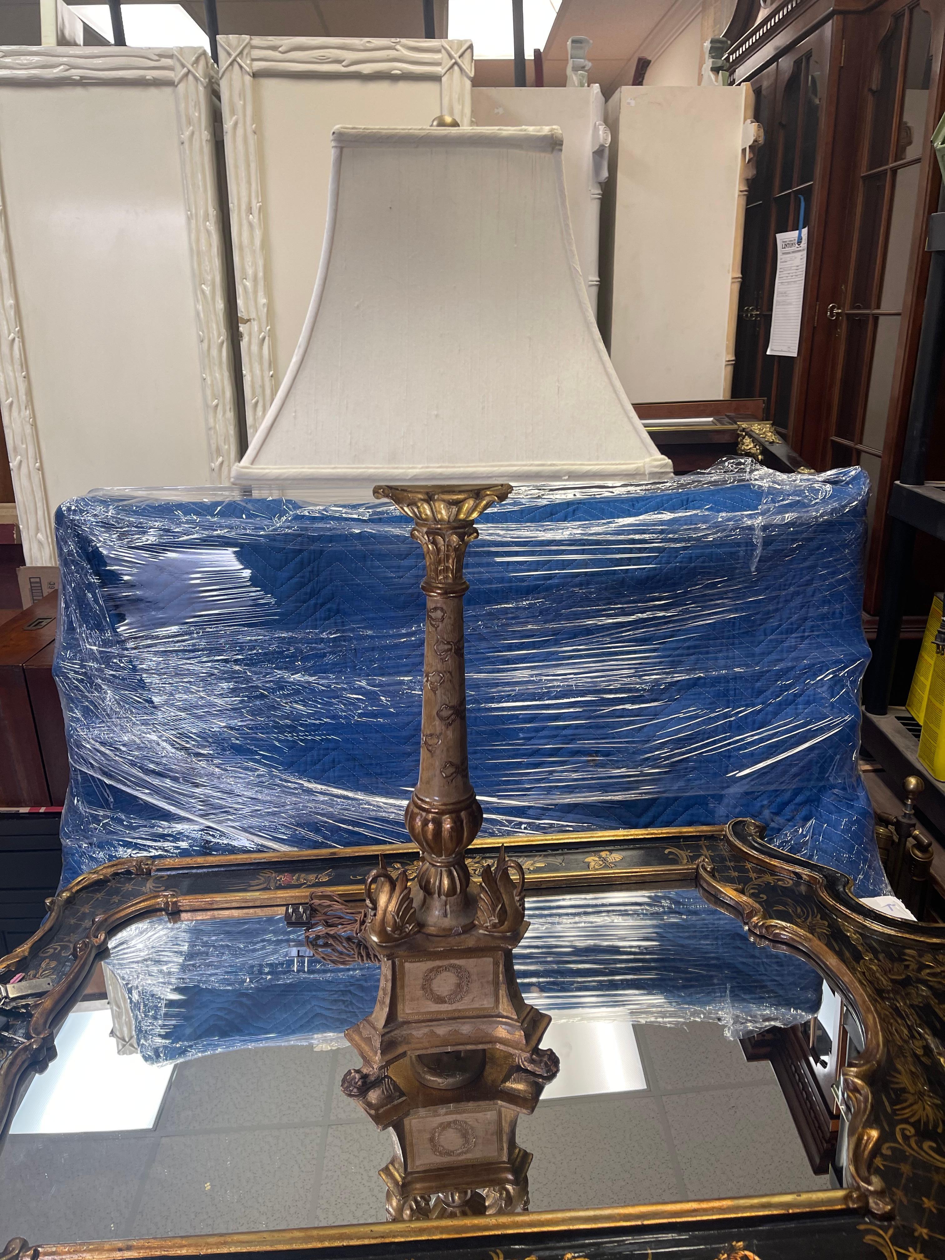 Frühes neoklassisches Stil geschnitzt Giltwood italienischen Tischlampen, Paar (20. Jahrhundert) im Angebot
