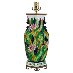 Lampe de table en porcelaine à motif de feuilles de tabac, style export chinois du milieu du siècle dernier