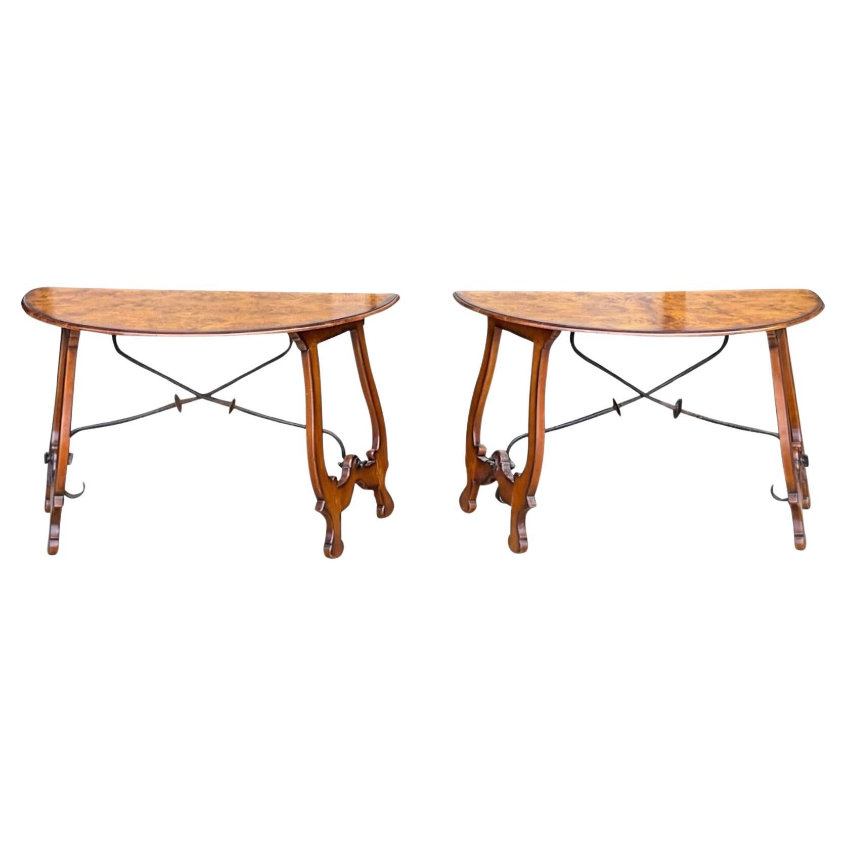 Consoles italiennes de style baroque en ronce de noyer avec traverse en fer - Paire en vente