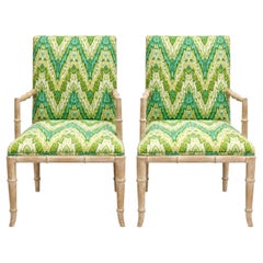 Paire de fauteuils bergère de style Régence en pin cérusé imitation bambou, motif en chevrons