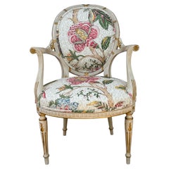 Sedia francese in stile neoclassico in legno d'orato intagliato con motivi botanici su lino leopardato
