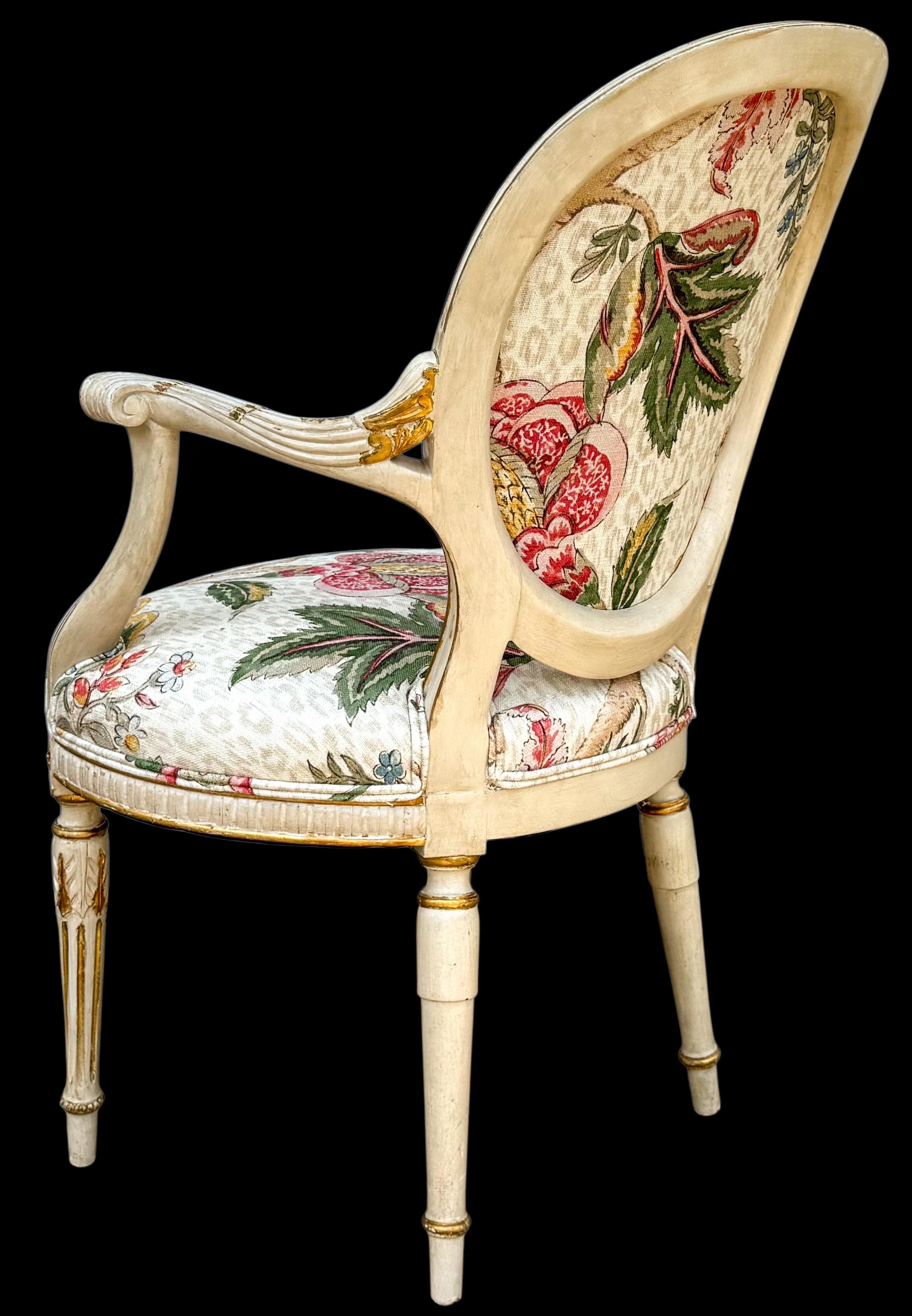 Europeo Sedia francese in stile neoclassico in legno d'orato intagliato con motivi botanici su lino leopardato in vendita