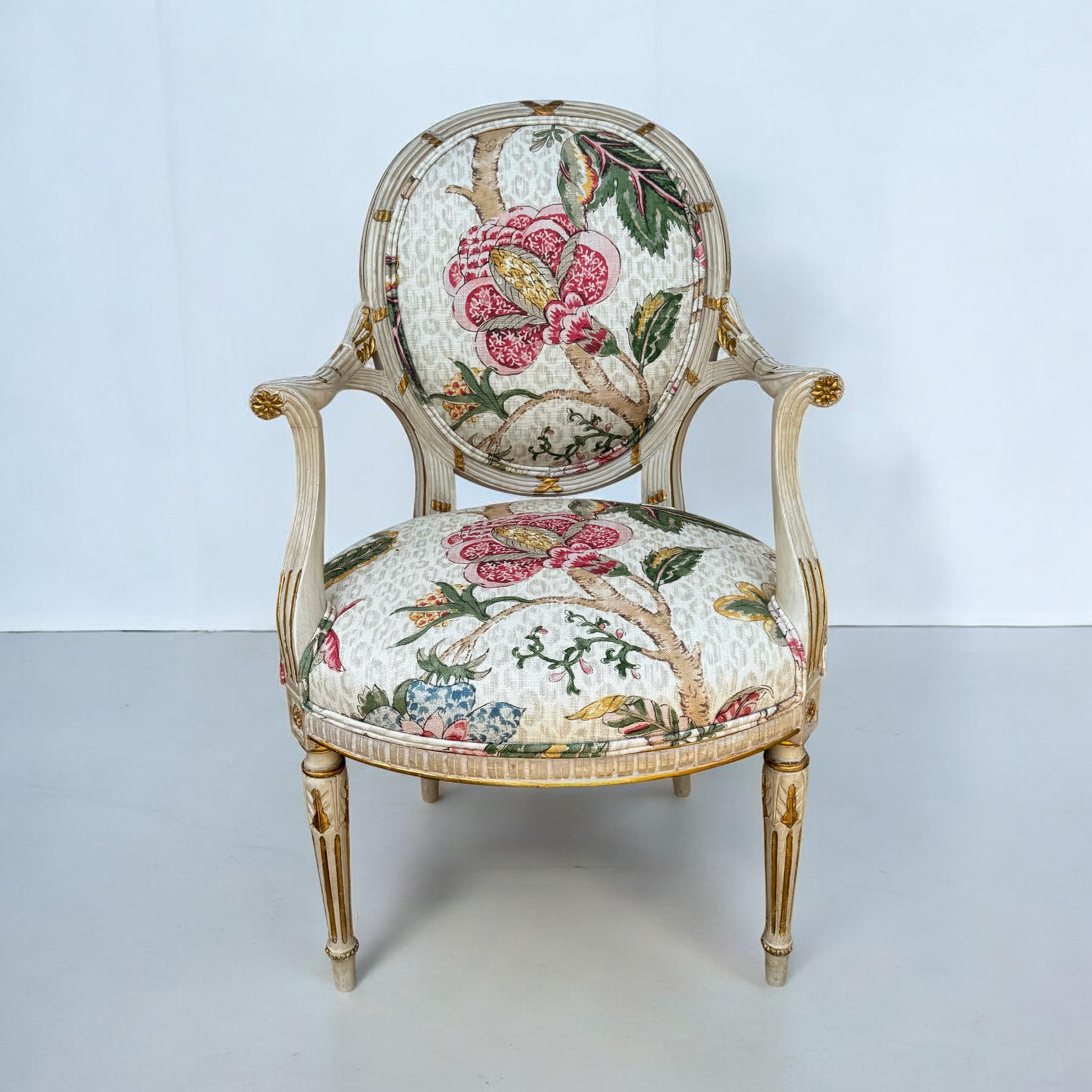 Neoclassico Sedia francese in stile neoclassico in legno d'orato intagliato con motivi botanici su lino leopardato in vendita