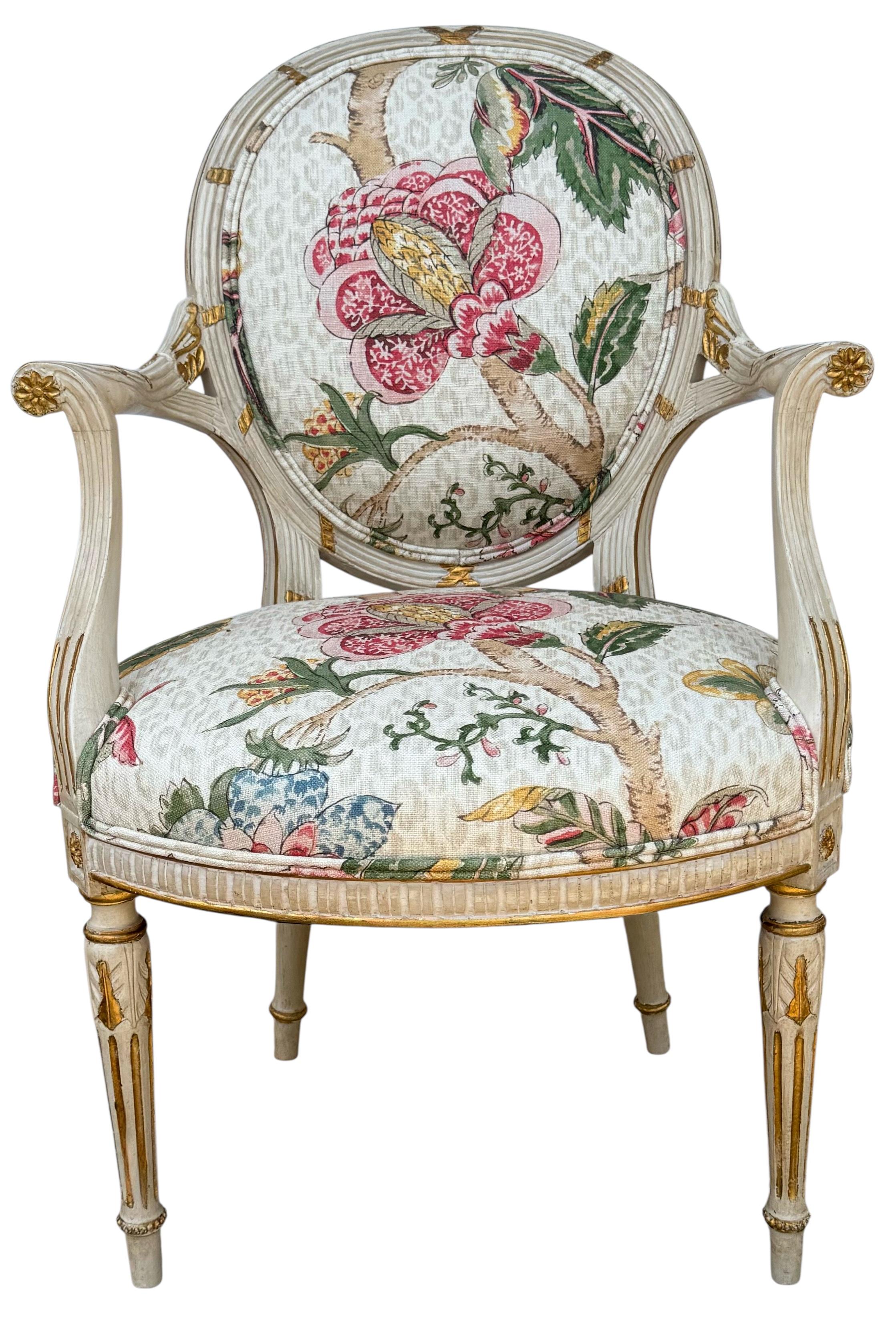 Tappezzeria Sedia francese in stile neoclassico in legno d'orato intagliato con motivi botanici su lino leopardato in vendita