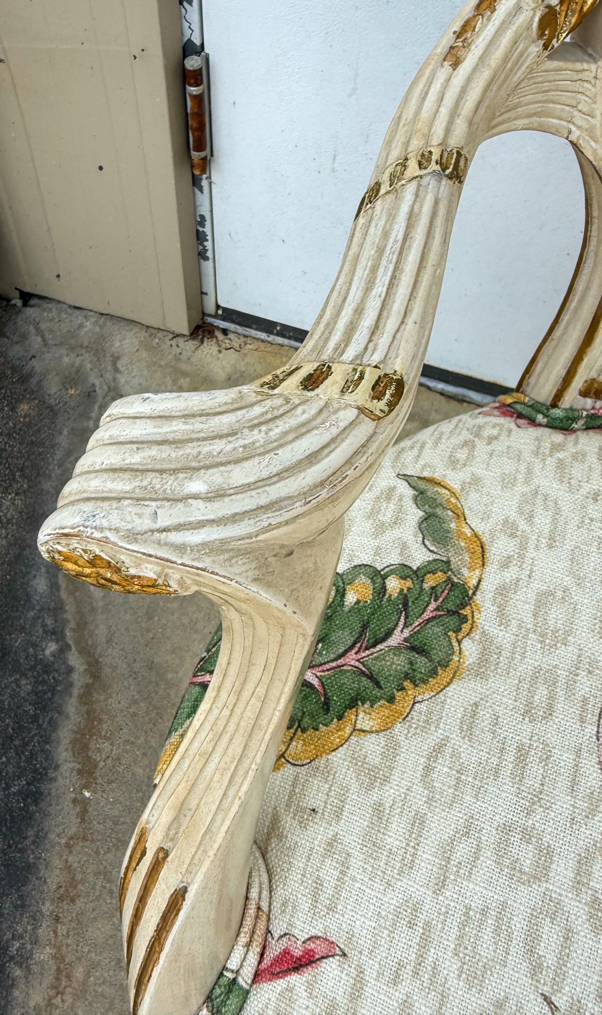 Sedia francese in stile neoclassico in legno d'orato intagliato con motivi botanici su lino leopardato In condizioni buone in vendita a Kennesaw, GA