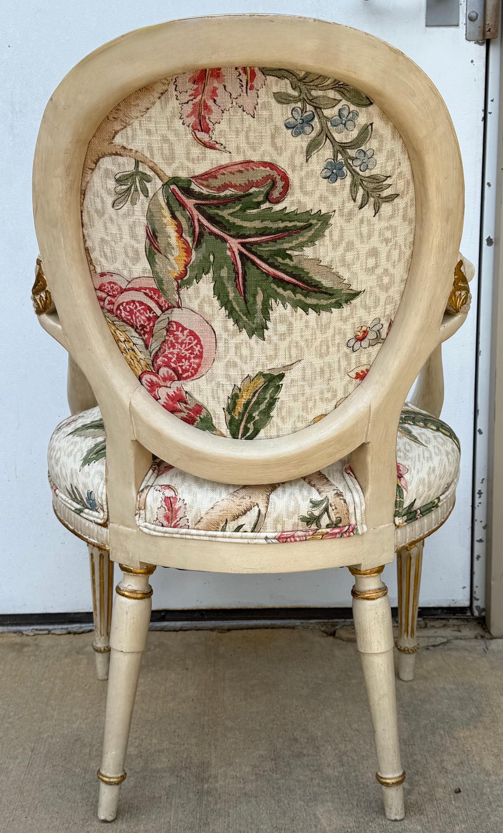 Sedia francese in stile neoclassico in legno d'orato intagliato con motivi botanici su lino leopardato in vendita 1