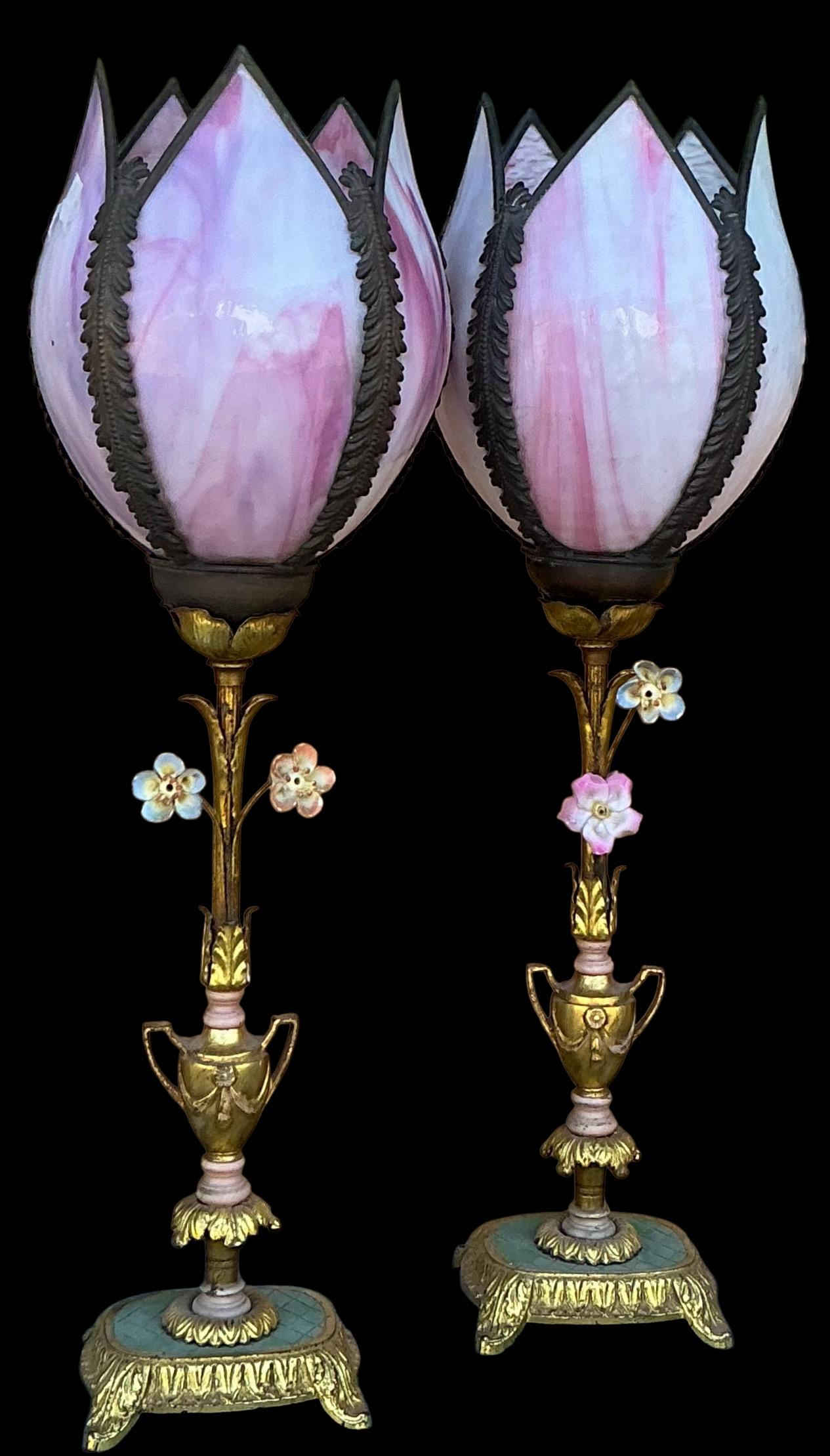 Il s'agit d'une offre pour une paire de lampes en forme d'urne en bronze doré du 19ème siècle avec des fleurs en porcelaine. Le câblage est neuf. Les abat-jours des lampes en verre de scorie rose ne sont pas d'origine et sont en très bon état. 