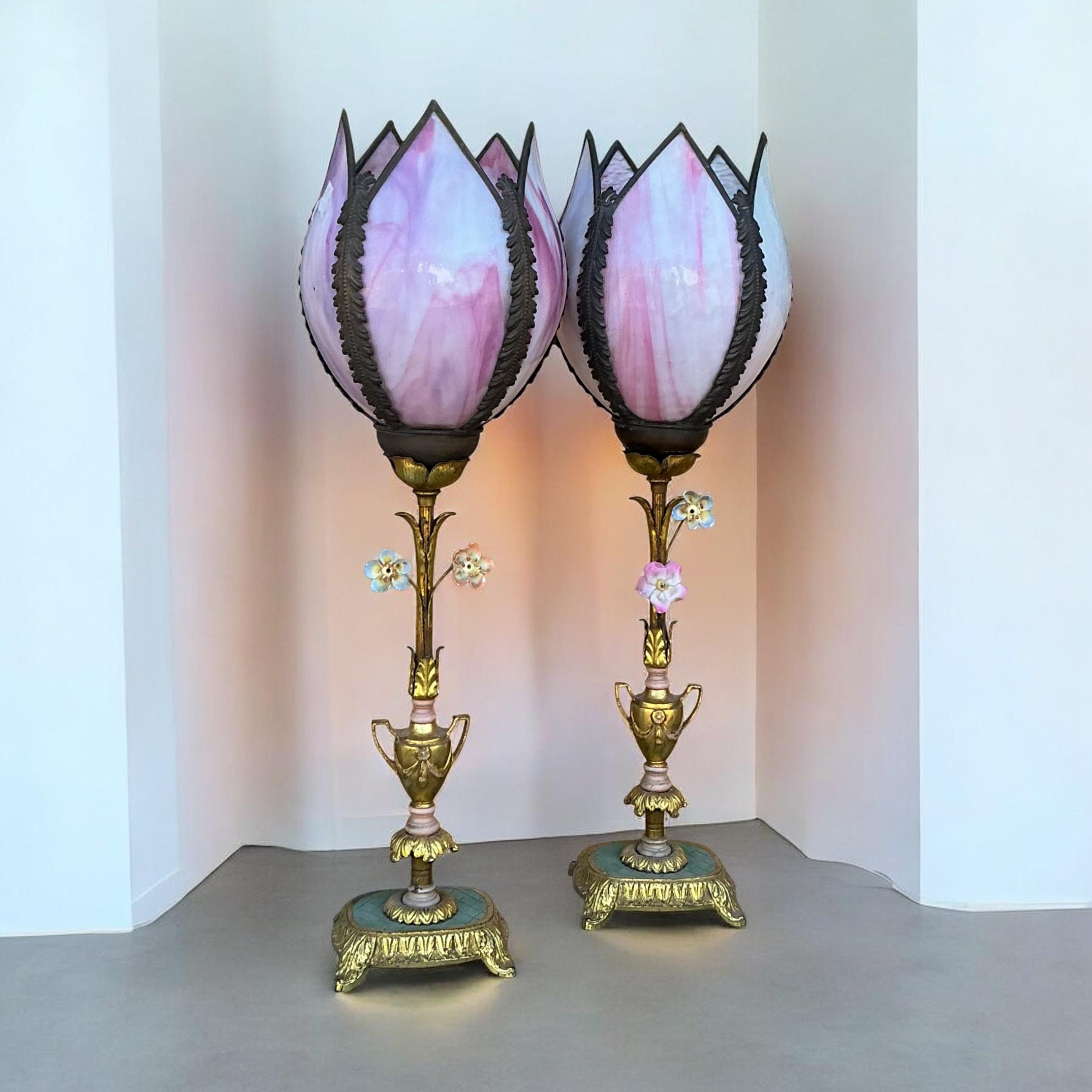 Bronze Lampe de chevet néo-classique en bronze doré avec abat-jour en verre de scorie - Paire en vente