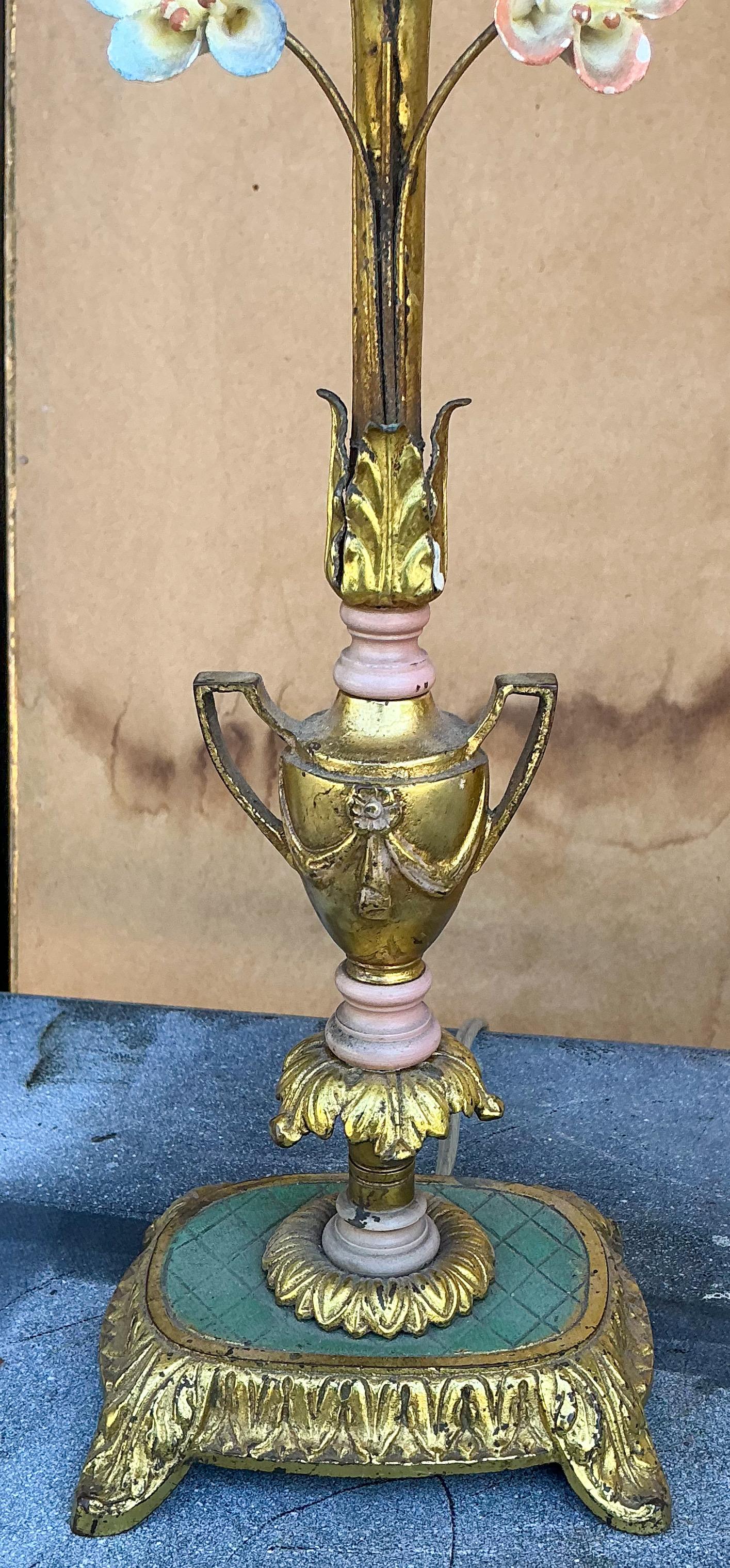 Français Lampe de chevet néo-classique en bronze doré avec abat-jour en verre de scorie - Paire en vente