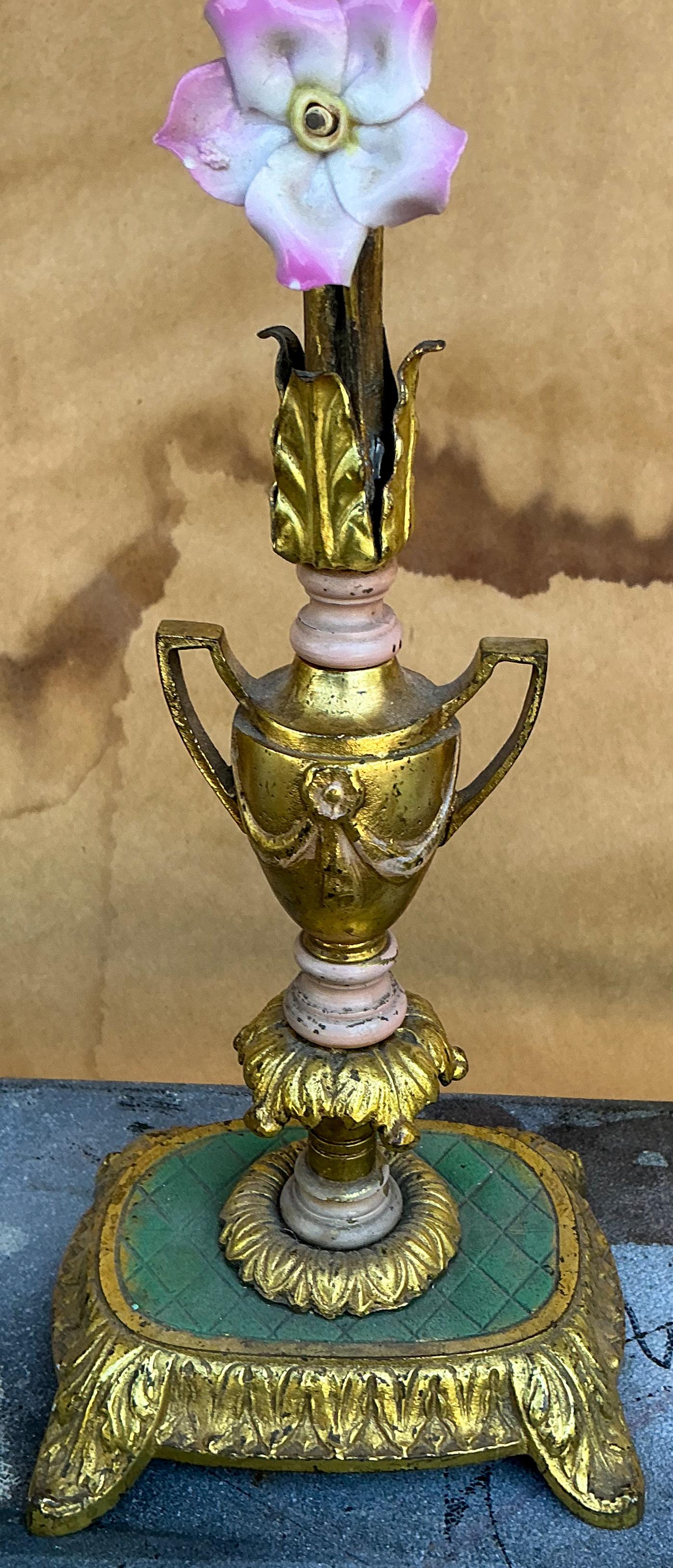 Lampe de chevet néo-classique en bronze doré avec abat-jour en verre de scorie - Paire Bon état - En vente à Kennesaw, GA