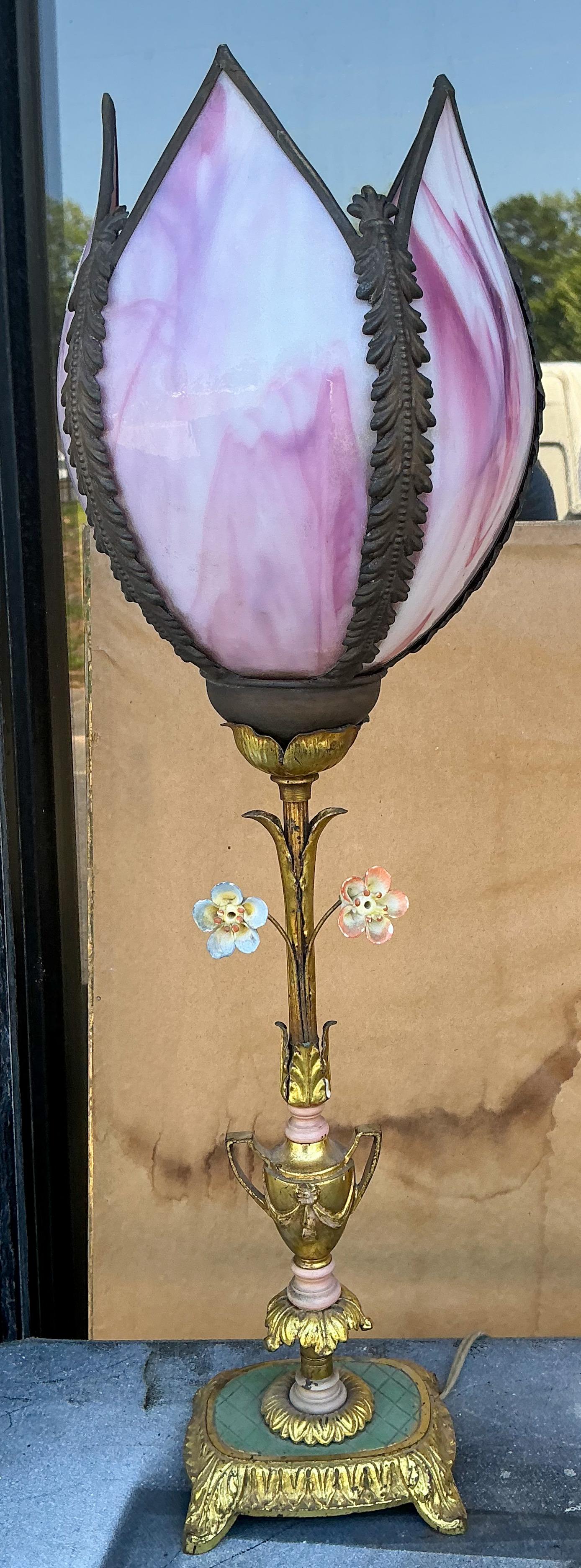 Début du 20ème siècle Lampe de chevet néo-classique en bronze doré avec abat-jour en verre de scorie - Paire en vente