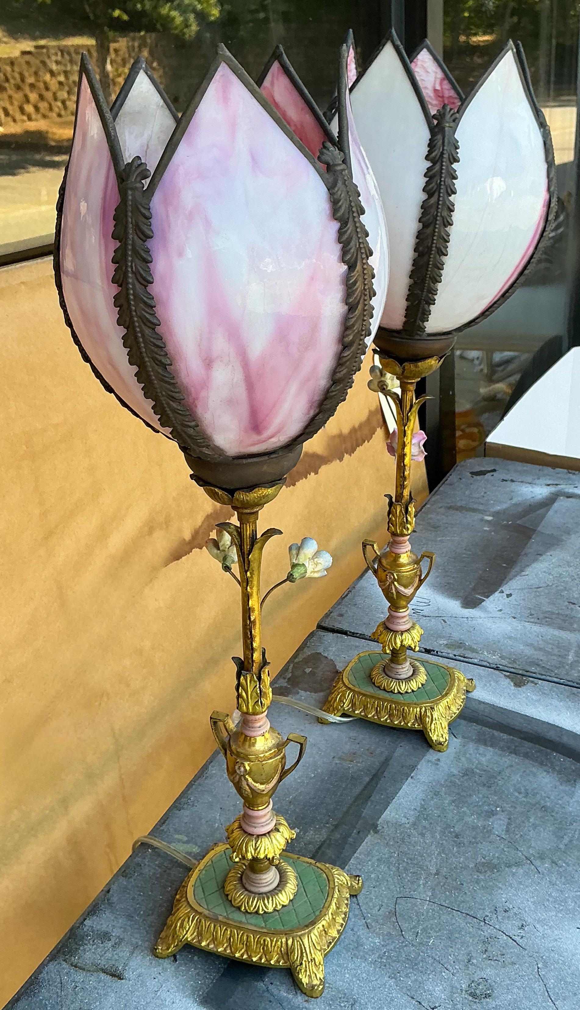Néoclassique Lampe de chevet néo-classique en bronze doré avec abat-jour en verre de scorie - Paire en vente