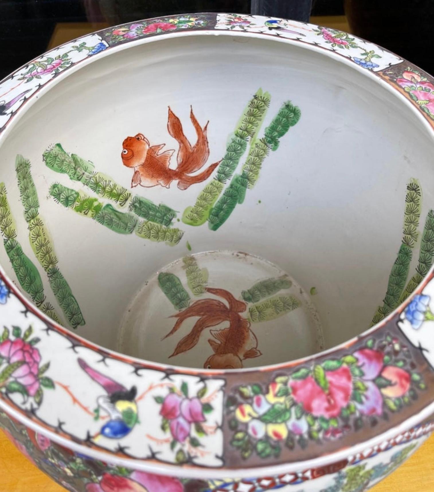 Il s'agit d'une paire de grandes jardinières chinoises de style Famille Rose. Elles sont peintes à la main et bordées de poissons koi qui nagent. Le corps est peint de fruits et de scènes pastorales. Ils sont en très bon état.