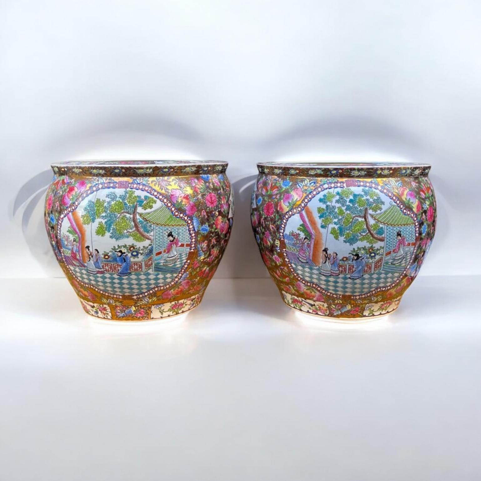 Paire de jardinières de style export chinois Famille Rose Bon état - En vente à Kennesaw, GA