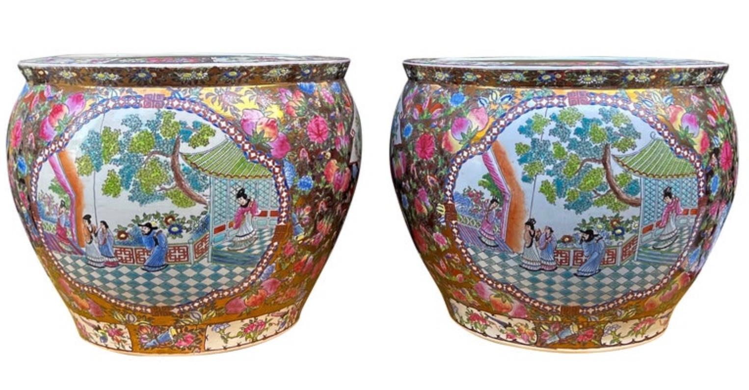 20ième siècle Paire de jardinières de style export chinois Famille Rose en vente