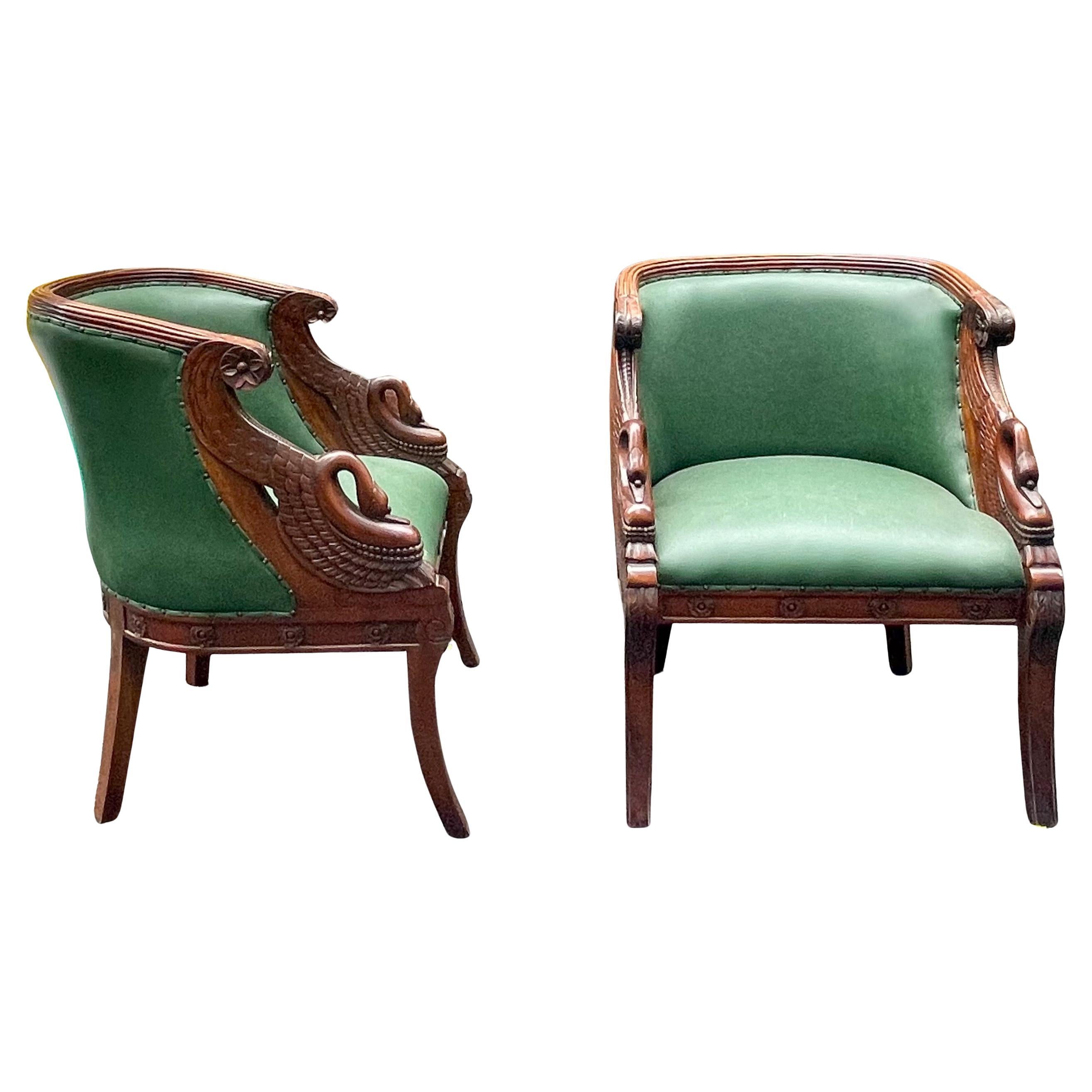 Si tratta di una coppia di poltrone in stile Impero in mogano intagliato con una pelle verde vibrante. Sono un reperto della metà del secolo scorso e non sono contrassegnati. Presentano una leggera usura generale.