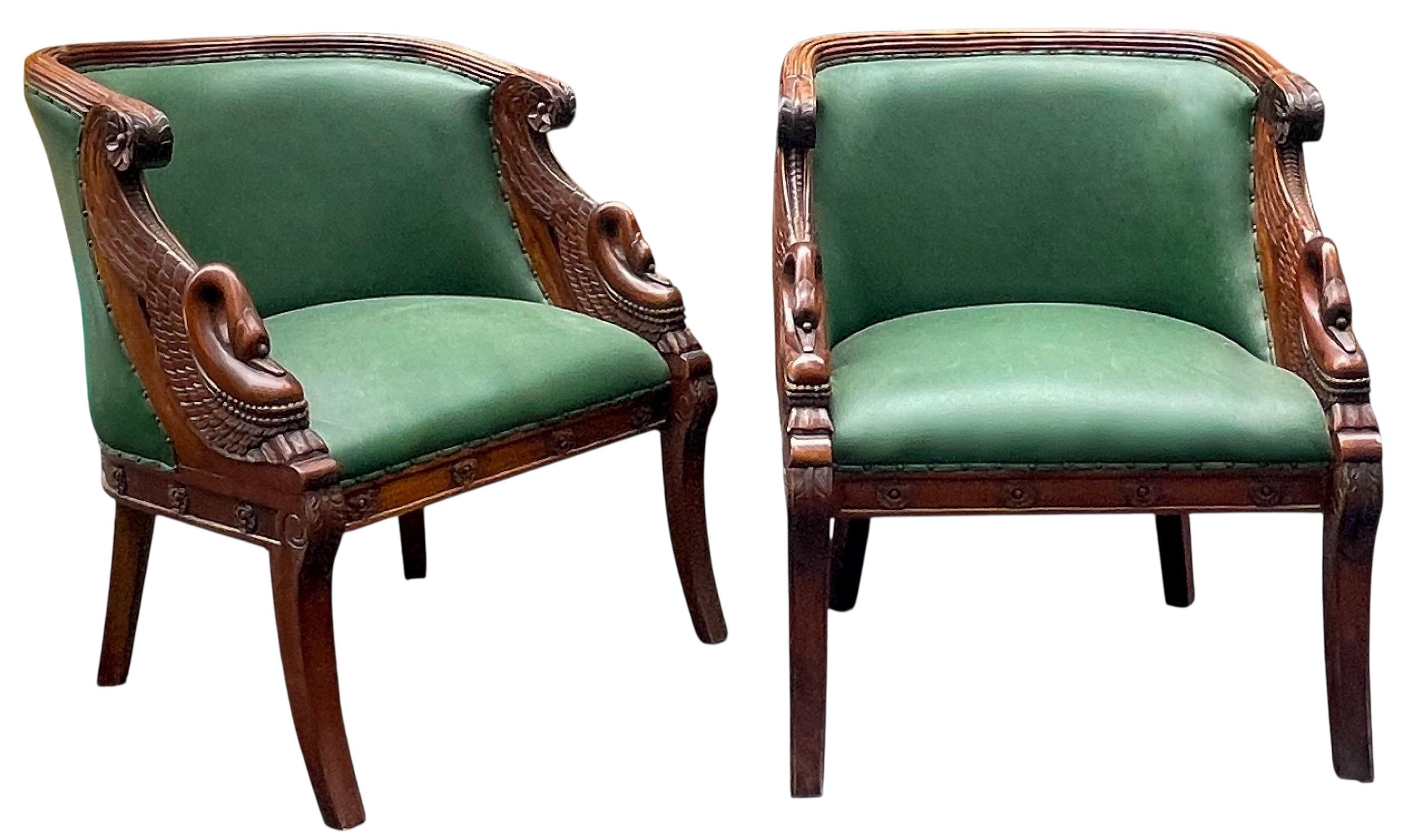 Stile impero Sedie a cigno intagliate in stile impero di metà secolo, in legno di frutta e pelle verde - Coppia in vendita
