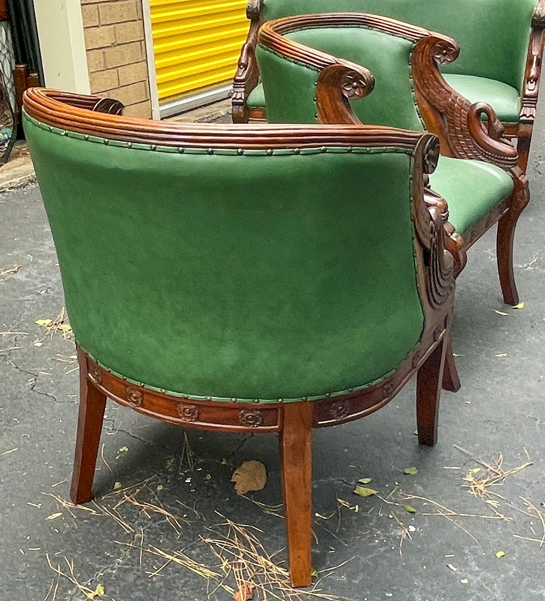 Americano Sedie a cigno intagliate in stile impero di metà secolo, in legno di frutta e pelle verde - Coppia in vendita