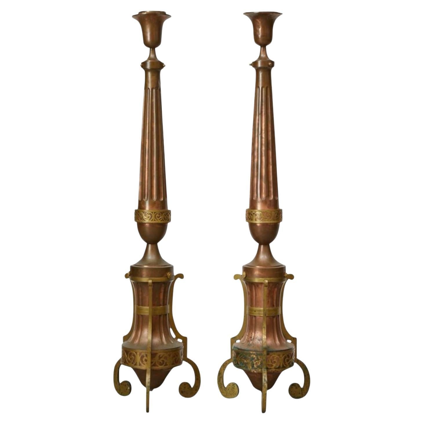 Rococò XIX sec. Torchiere italiane in rame e ottone / Lampade da terra / Piantane - Coppia in vendita