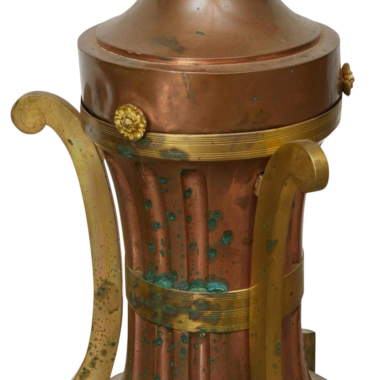 Italiano XIX sec. Torchiere italiane in rame e ottone / Lampade da terra / Piantane - Coppia in vendita